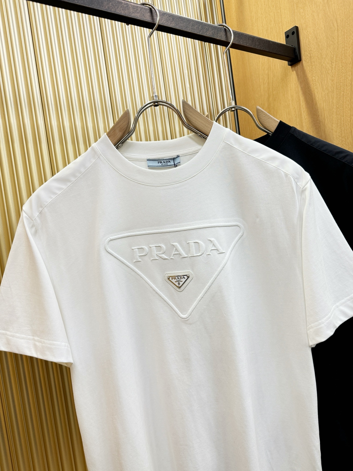 PRADA 普拉达 顶级品质 2026新品短袖！原版定制面料，手感柔软。顶级进口私货，时尚设计潮流短袖，