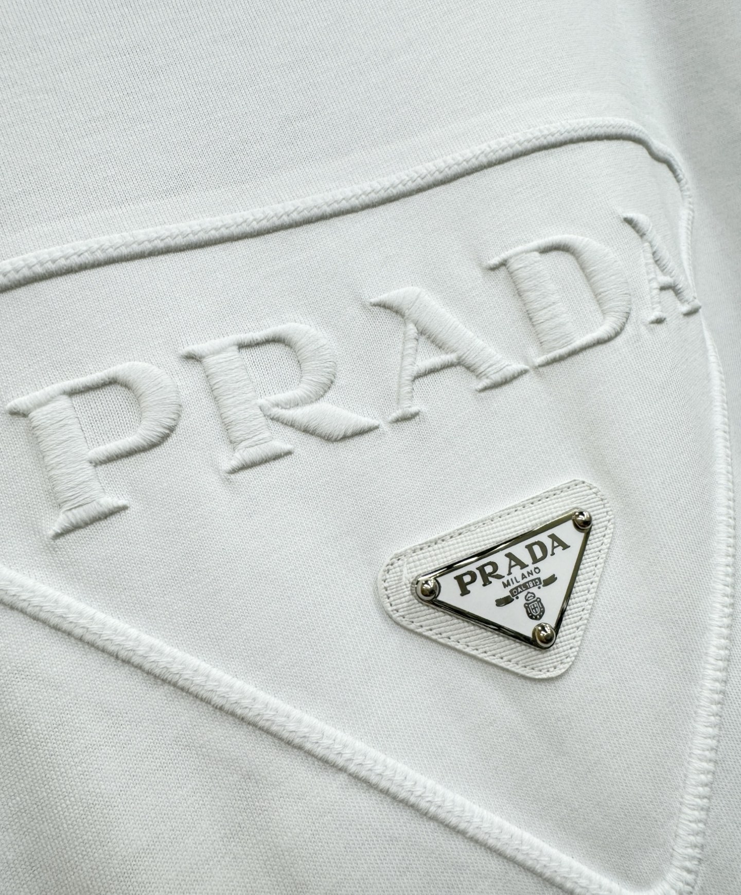 PRADA 普拉达 顶级品质 2026新品短袖！原版定制面料，手感柔软。顶级进口私货，时尚设计潮流短袖，
