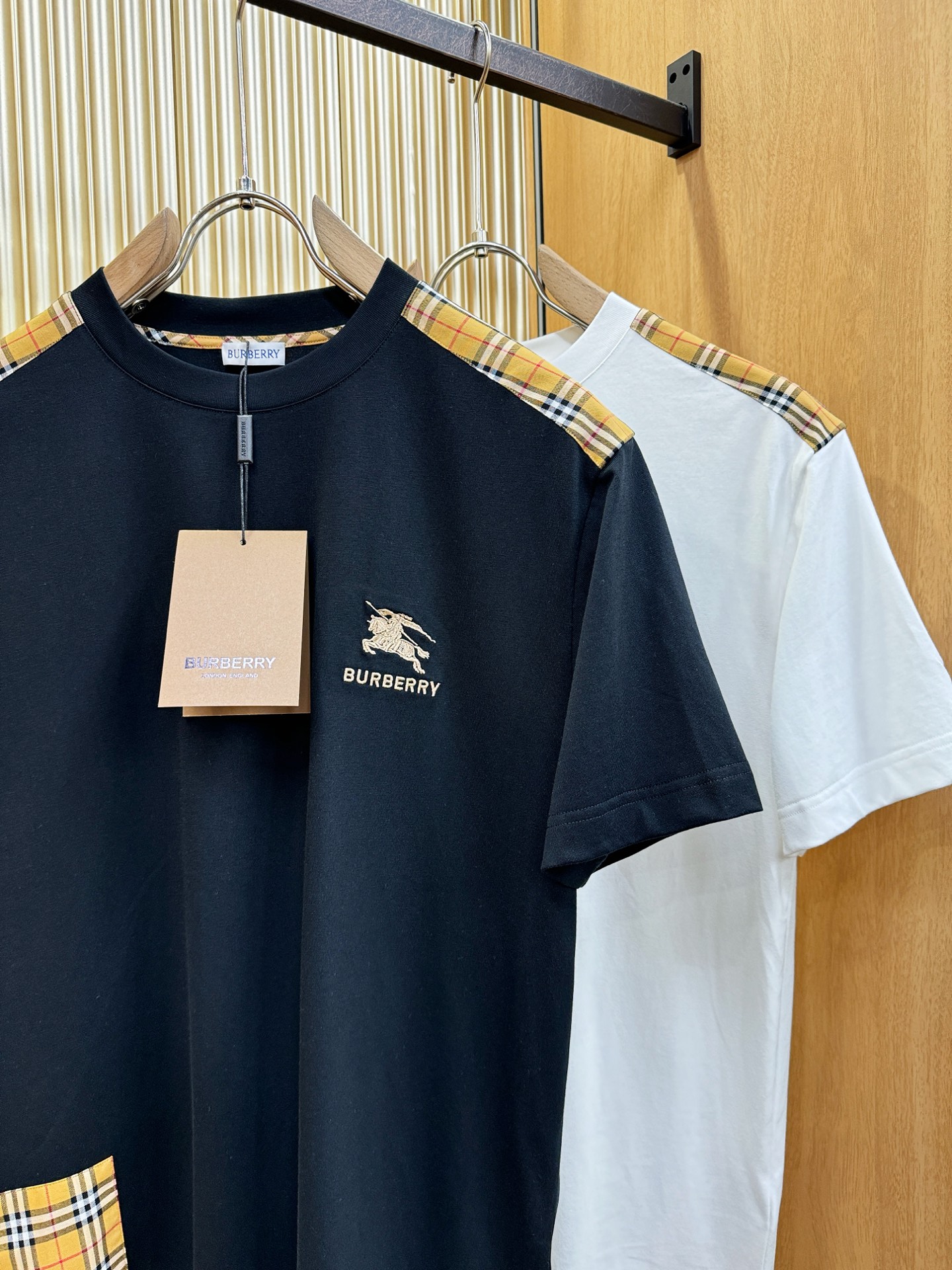 BURBERRY巴宝莉 顶级品质 2026新品短袖！原版定制面料，手感柔软。顶级进口私货，时尚设计潮流短