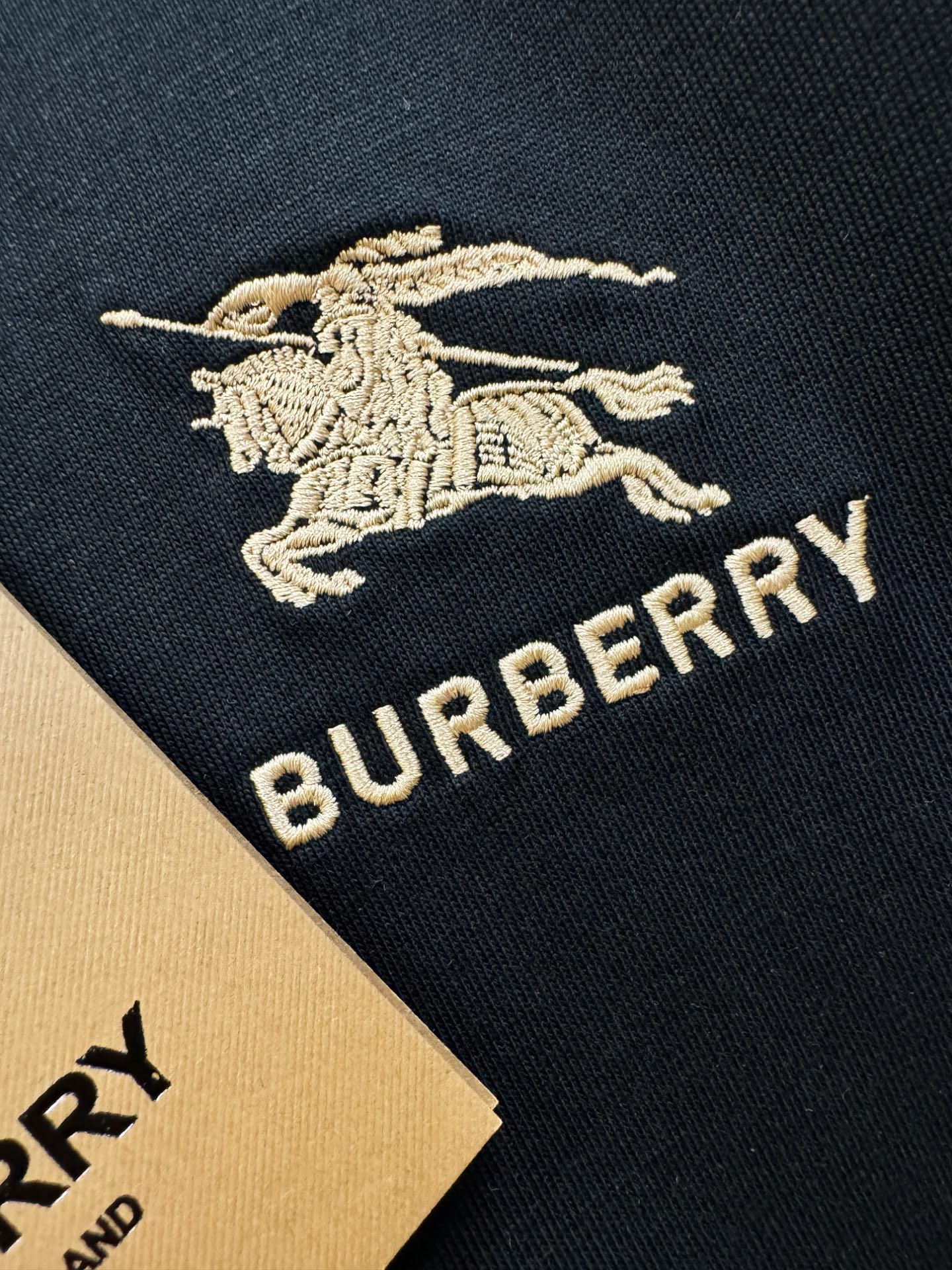 BURBERRY巴宝莉 顶级品质 2026新品短袖！原版定制面料，手感柔软。顶级进口私货，时尚设计潮流短