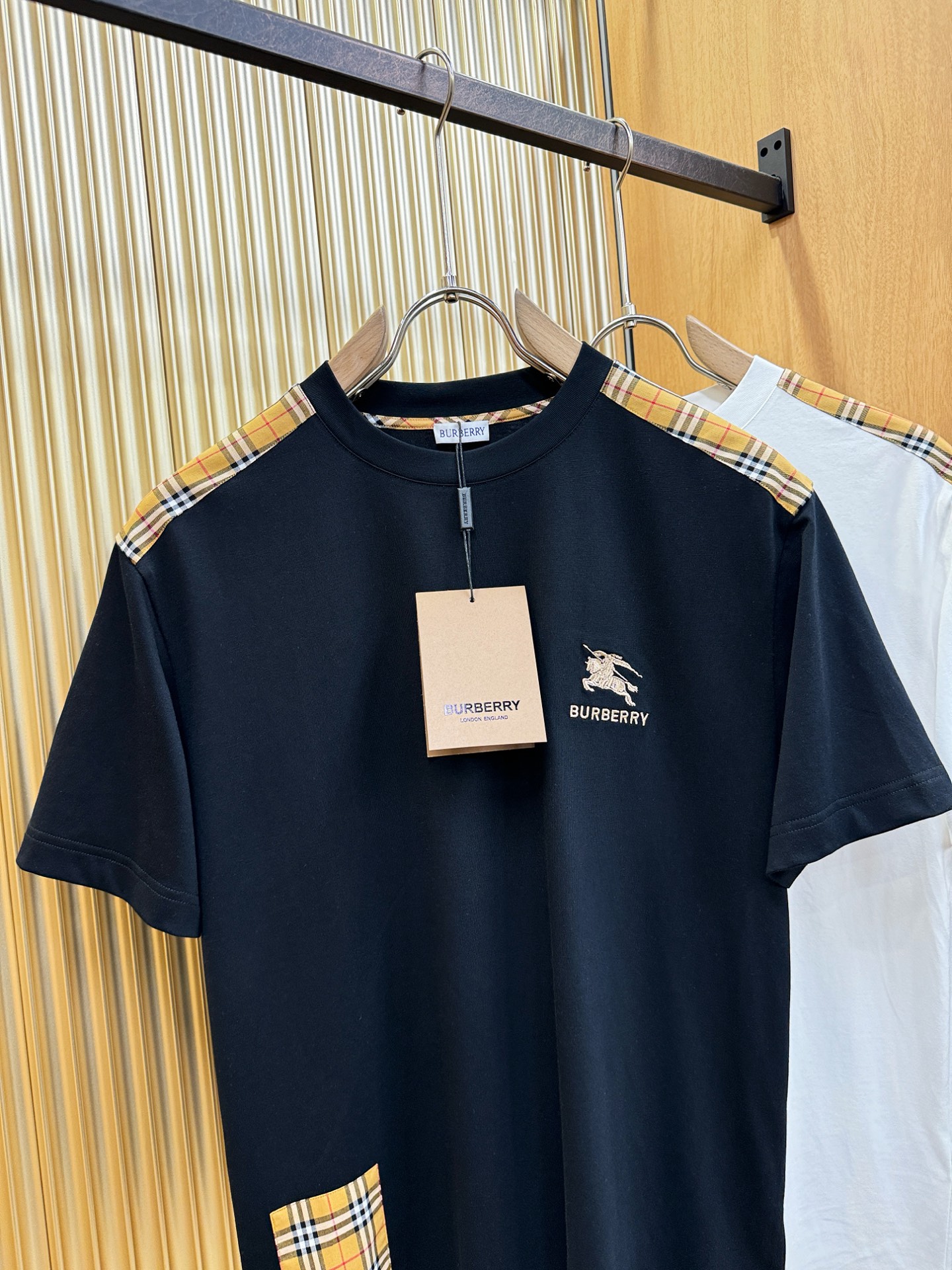 BURBERRY巴宝莉 顶级品质 2026新品短袖！原版定制面料，手感柔软。顶级进口私货，时尚设计潮流短