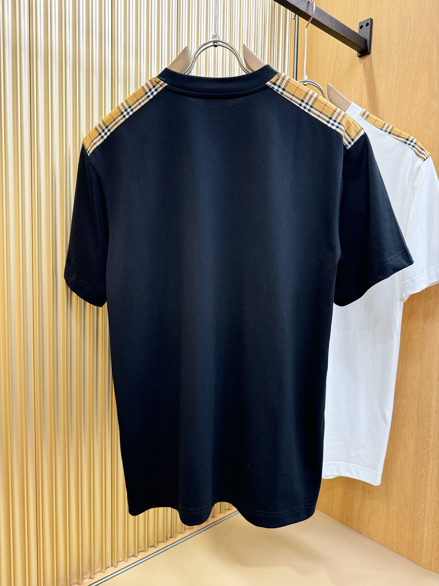 BURBERRY巴宝莉 顶级品质 2026新品短袖！原版定制面料，手感柔软。顶级进口私货，时尚设计潮流短