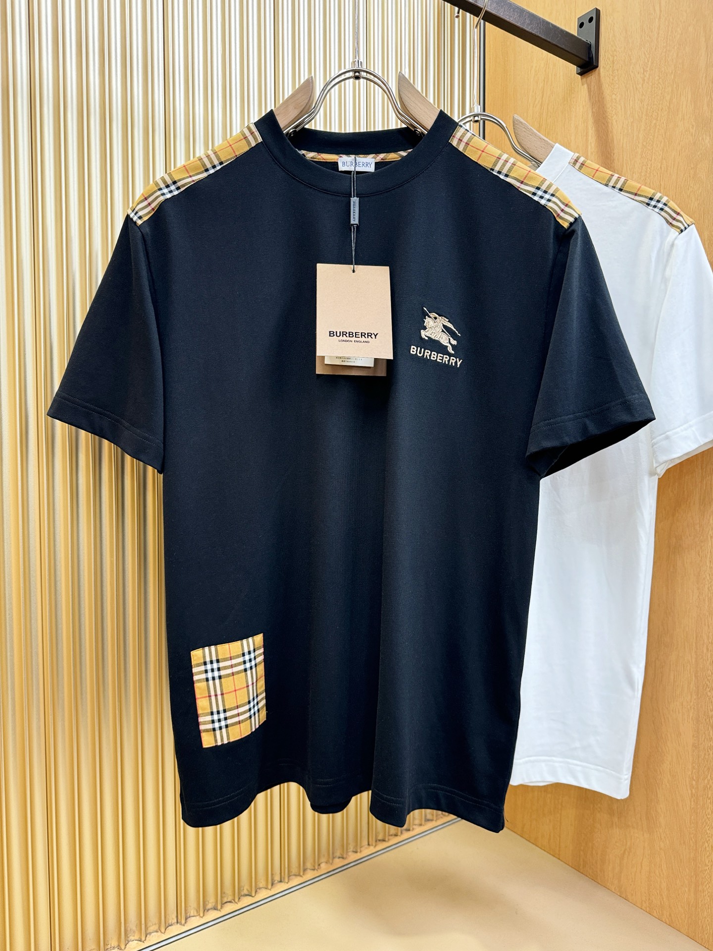 BURBERRY巴宝莉 顶级品质 2026新品短袖！原版定制面料，手感柔软。顶级进口私货，时尚设计潮流短