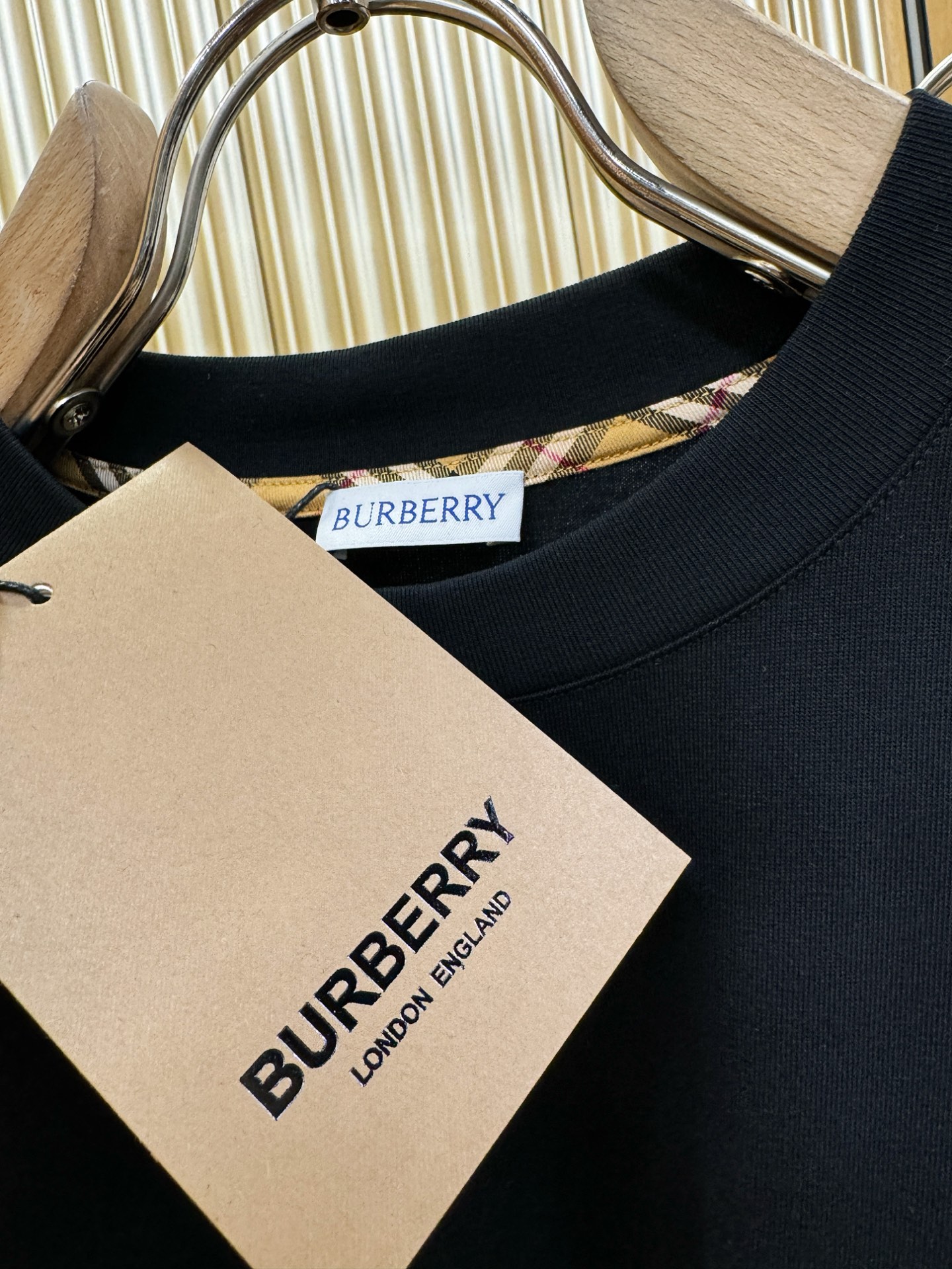 BURBERRY巴宝莉 顶级品质 2026新品短袖！原版定制面料，手感柔软。顶级进口私货，时尚设计潮流短