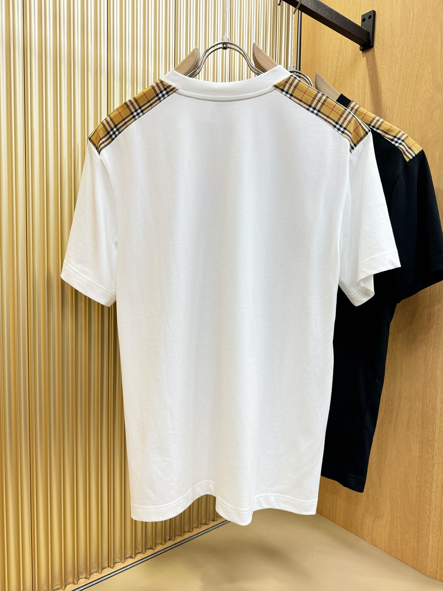 BURBERRY巴宝莉 顶级品质 2026新品短袖！原版定制面料，手感柔软。顶级进口私货，时尚设计潮流短