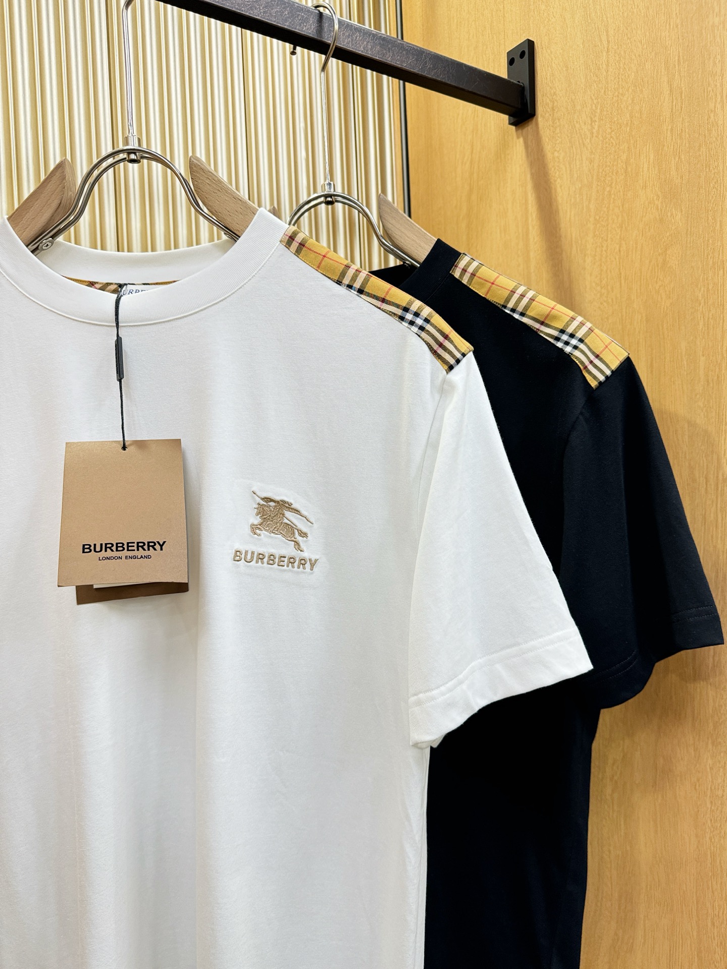 BURBERRY巴宝莉 顶级品质 2026新品短袖！原版定制面料，手感柔软。顶级进口私货，时尚设计潮流短