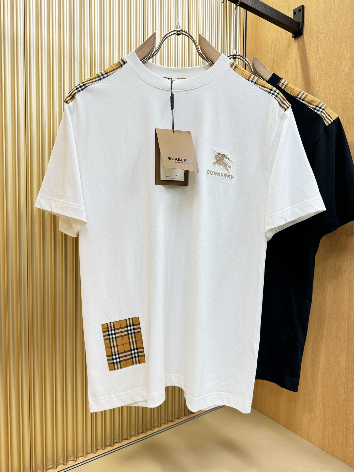 BURBERRY巴宝莉 顶级品质 2026新品短袖！原版定制面料，手感柔软。顶级进口私货，时尚设计潮流短