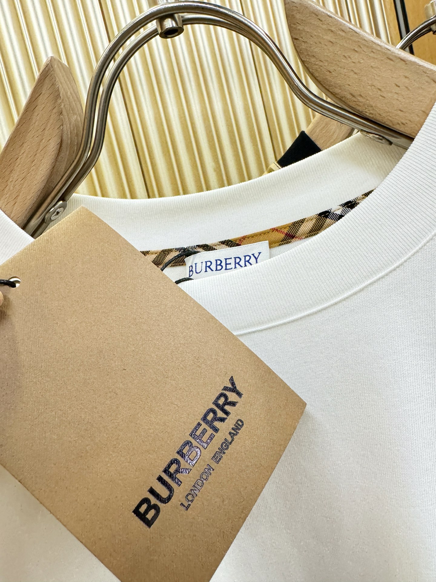 BURBERRY巴宝莉 顶级品质 2026新品短袖！原版定制面料，手感柔软。顶级进口私货，时尚设计潮流短