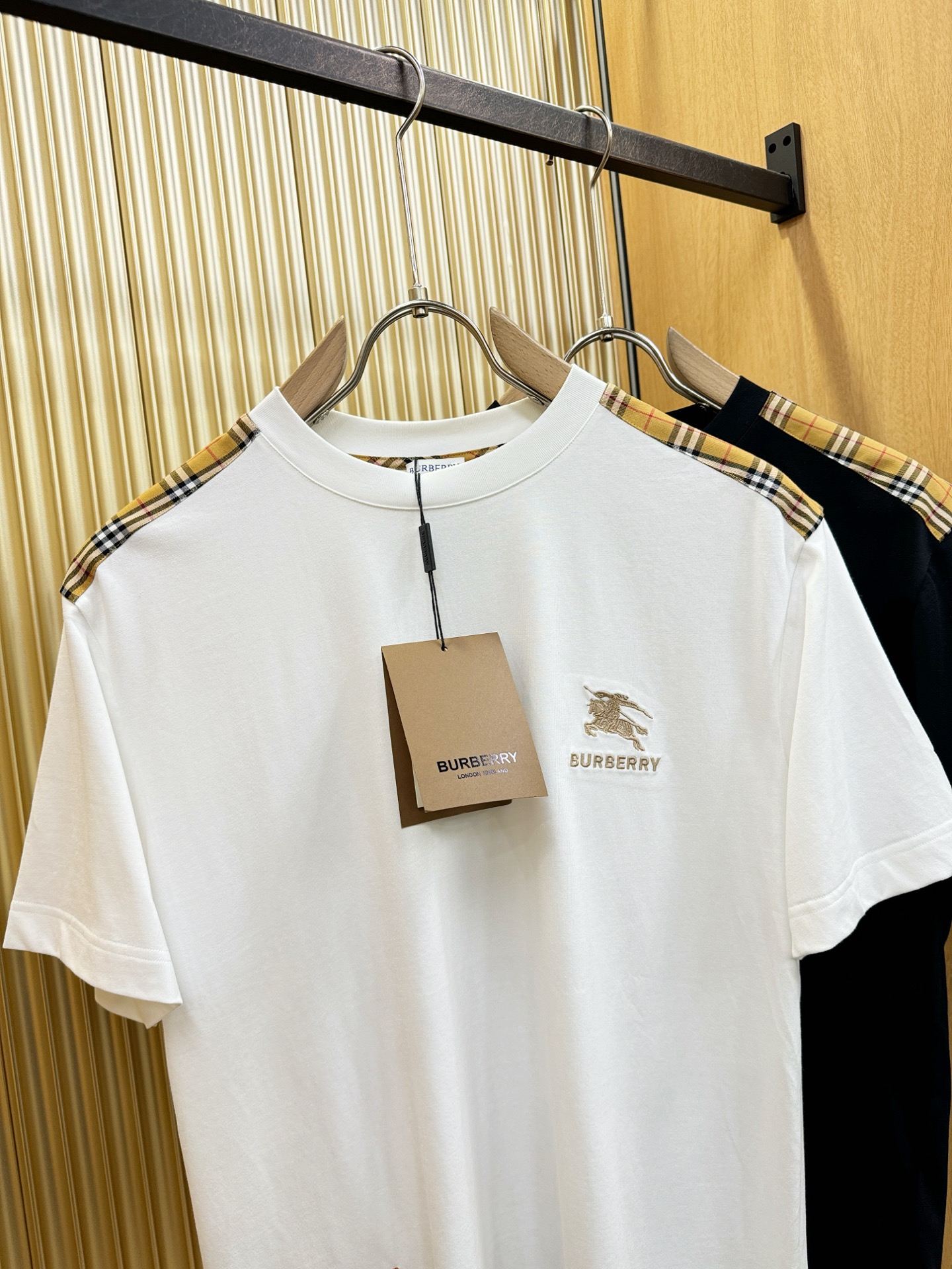 BURBERRY巴宝莉 顶级品质 2026新品短袖！原版定制面料，手感柔软。顶级进口私货，时尚设计潮流短