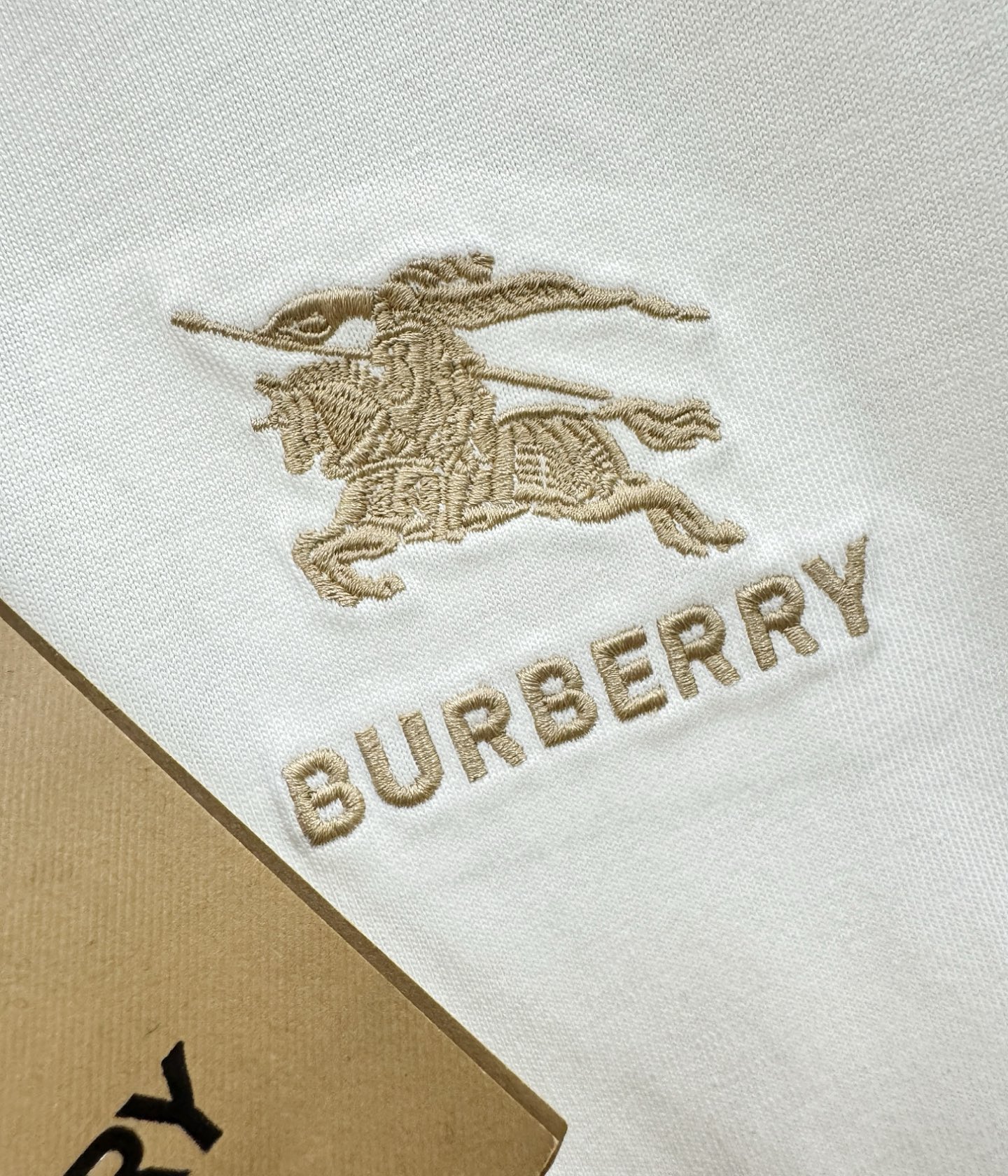 BURBERRY巴宝莉 顶级品质 2026新品短袖！原版定制面料，手感柔软。顶级进口私货，时尚设计潮流短