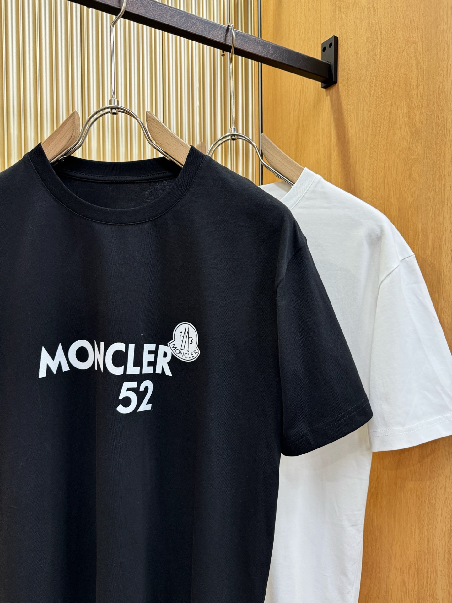Moncler蒙口 2026新款短袖T恤！走秀图案时尚休闲短袖T恤衫！设计logo设计！极具设计精选客供