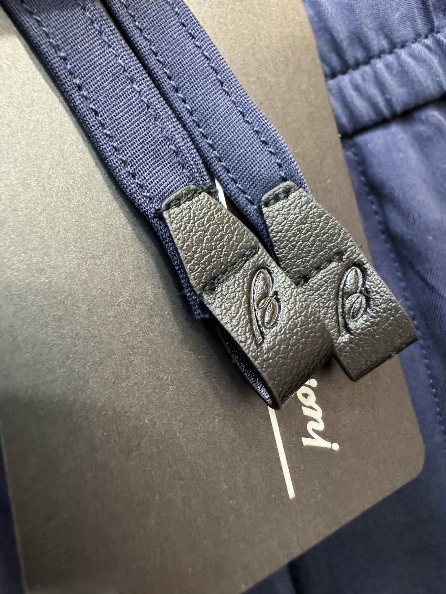 Brioni 布里奥尼 超火爆休闲裤，铜氨丝面料，柔软舒适有质感，原版五金配件，非常炫酷👍细节处理精致，