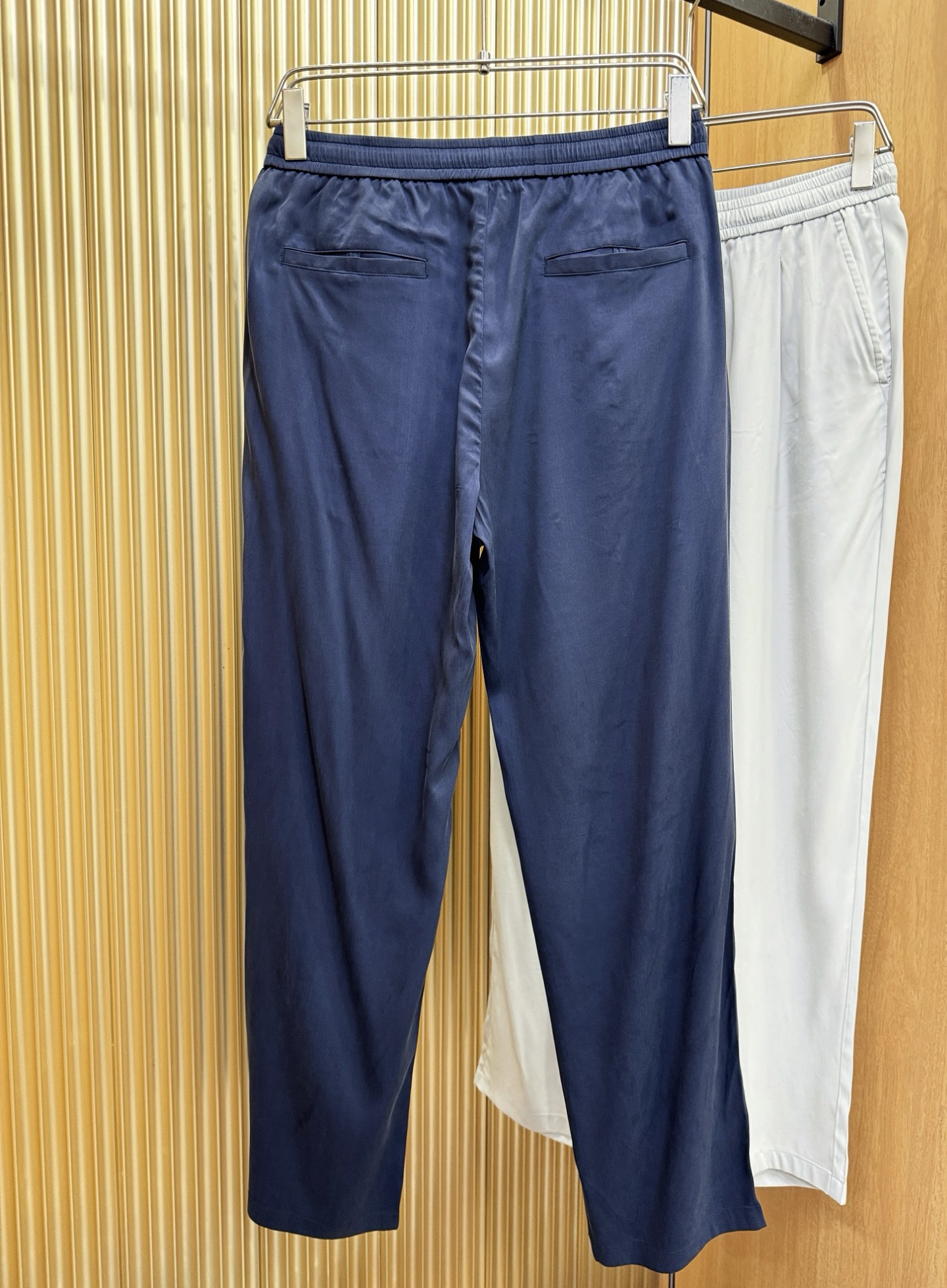 Brioni 布里奥尼 超火爆休闲裤，铜氨丝面料，柔软舒适有质感，原版五金配件，非常炫酷👍细节处理精致，