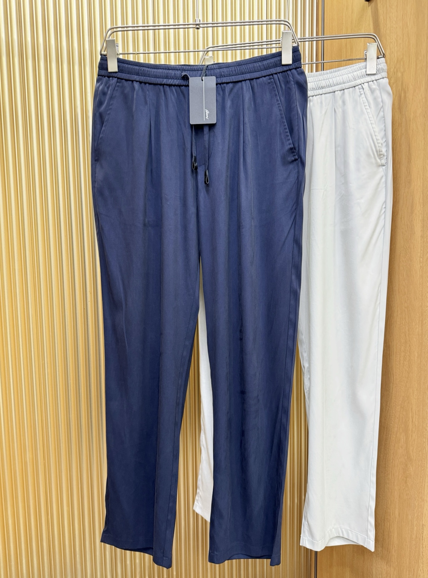 Brioni 布里奥尼 超火爆休闲裤，铜氨丝面料，柔软舒适有质感，原版五金配件，非常炫酷👍细节处理精致，