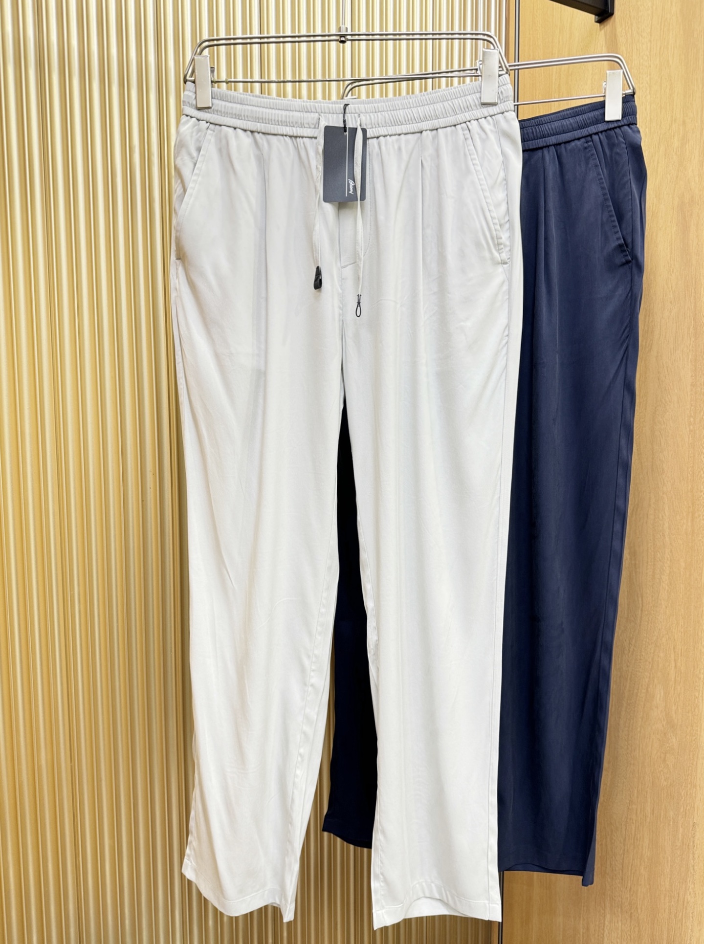 Brioni 布里奥尼 超火爆休闲裤，铜氨丝面料，柔软舒适有质感，原版五金配件，非常炫酷👍细节处理精致，