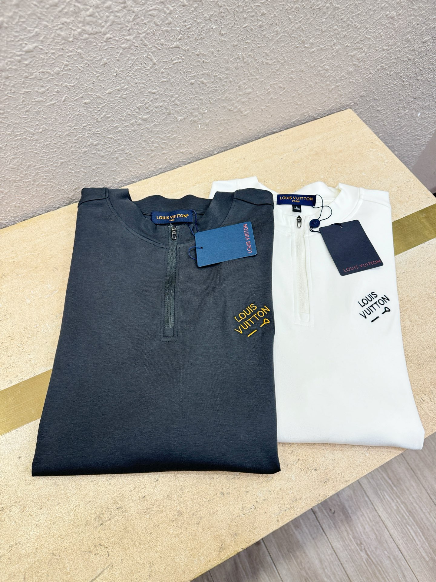 LV路易威登 新品 长袖T恤，经典Logo设计，百搭款 官网同步发售 定制面料，柔软细腻 舒适透气，亲肤