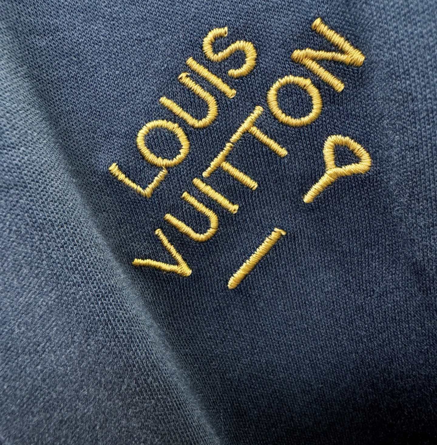 LV路易威登 新品 长袖T恤，经典Logo设计，百搭款 官网同步发售 定制面料，柔软细腻 舒适透气，亲肤