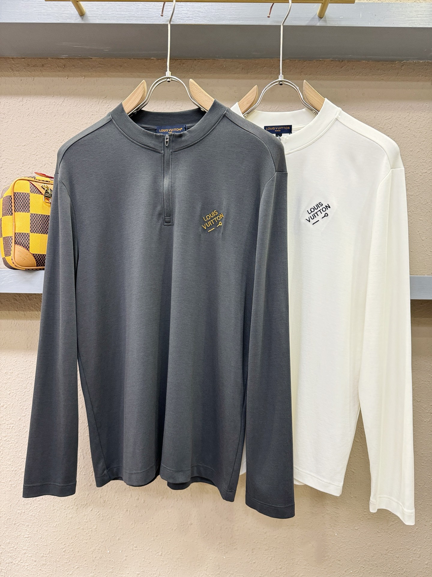 LV路易威登 新品 长袖T恤，经典Logo设计，百搭款 官网同步发售 定制面料，柔软细腻 舒适透气，亲肤
