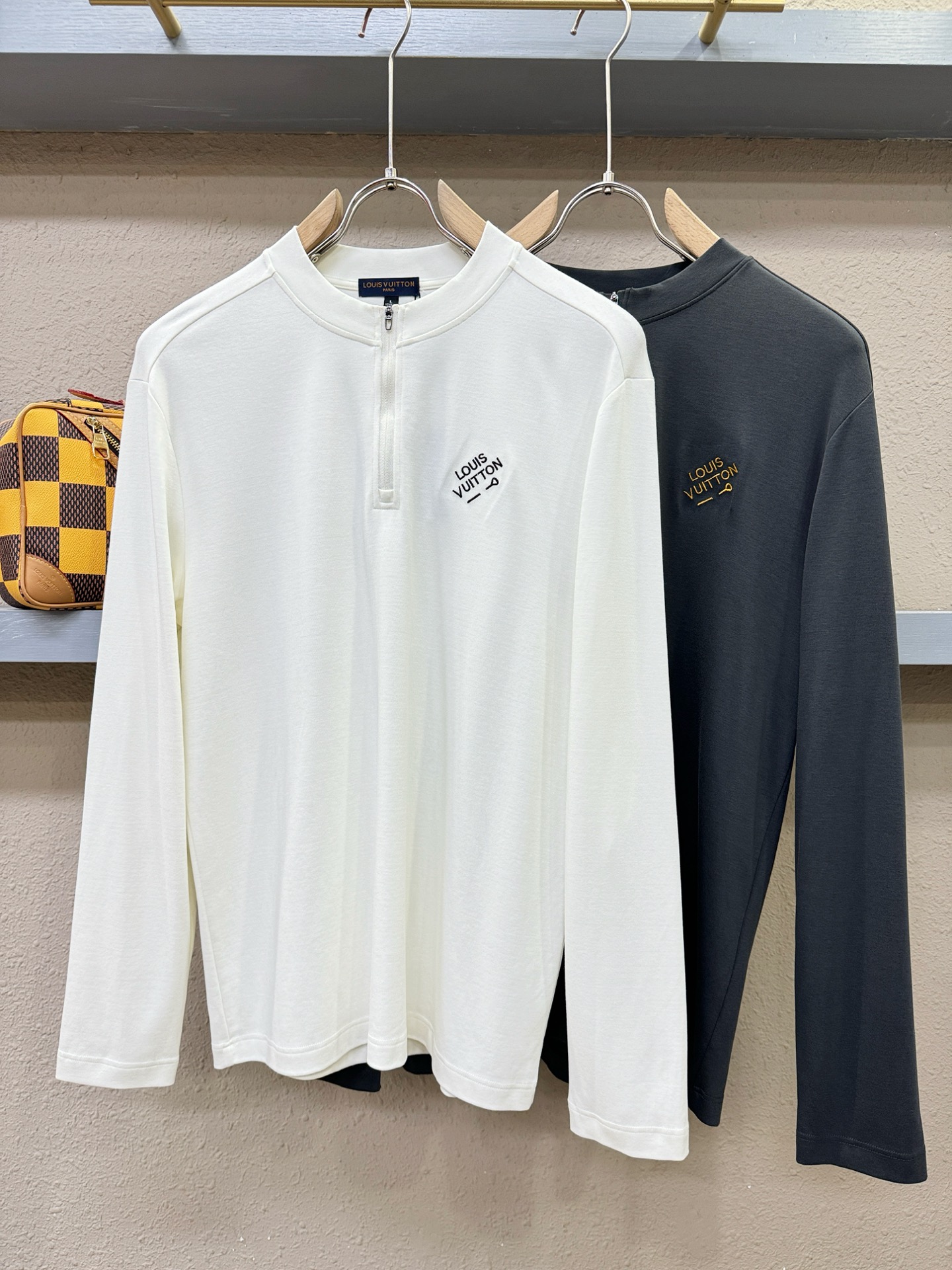 LV路易威登 新品 长袖T恤，经典Logo设计，百搭款 官网同步发售 定制面料，柔软细腻 舒适透气，亲肤
