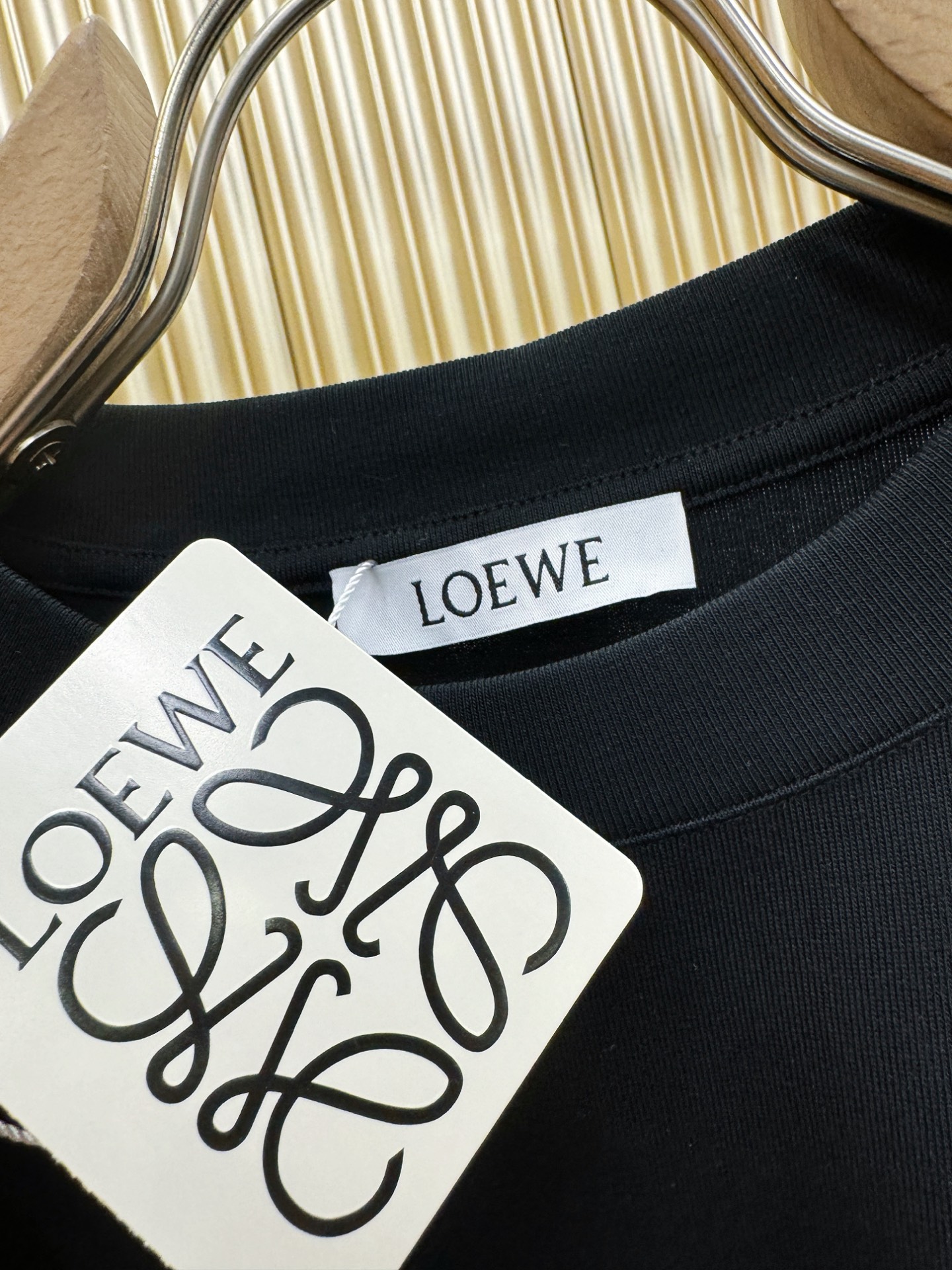 LOEWE罗意威 顶级品质 2026新品短袖！原版定制面料，手感柔软。顶级进口私货，时尚设计潮流短袖，不