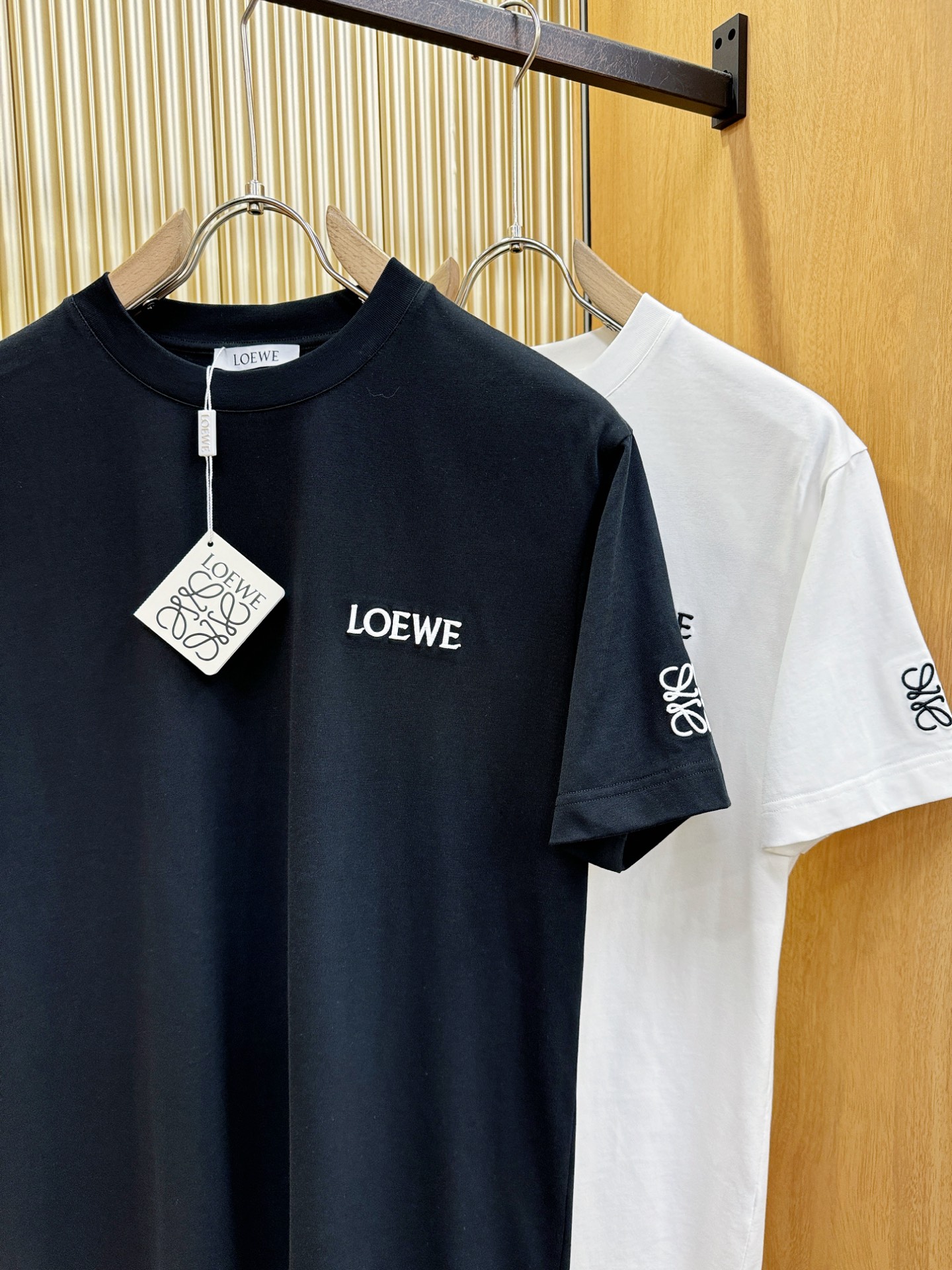 LOEWE罗意威 顶级品质 2026新品短袖！原版定制面料，手感柔软。顶级进口私货，时尚设计潮流短袖，不