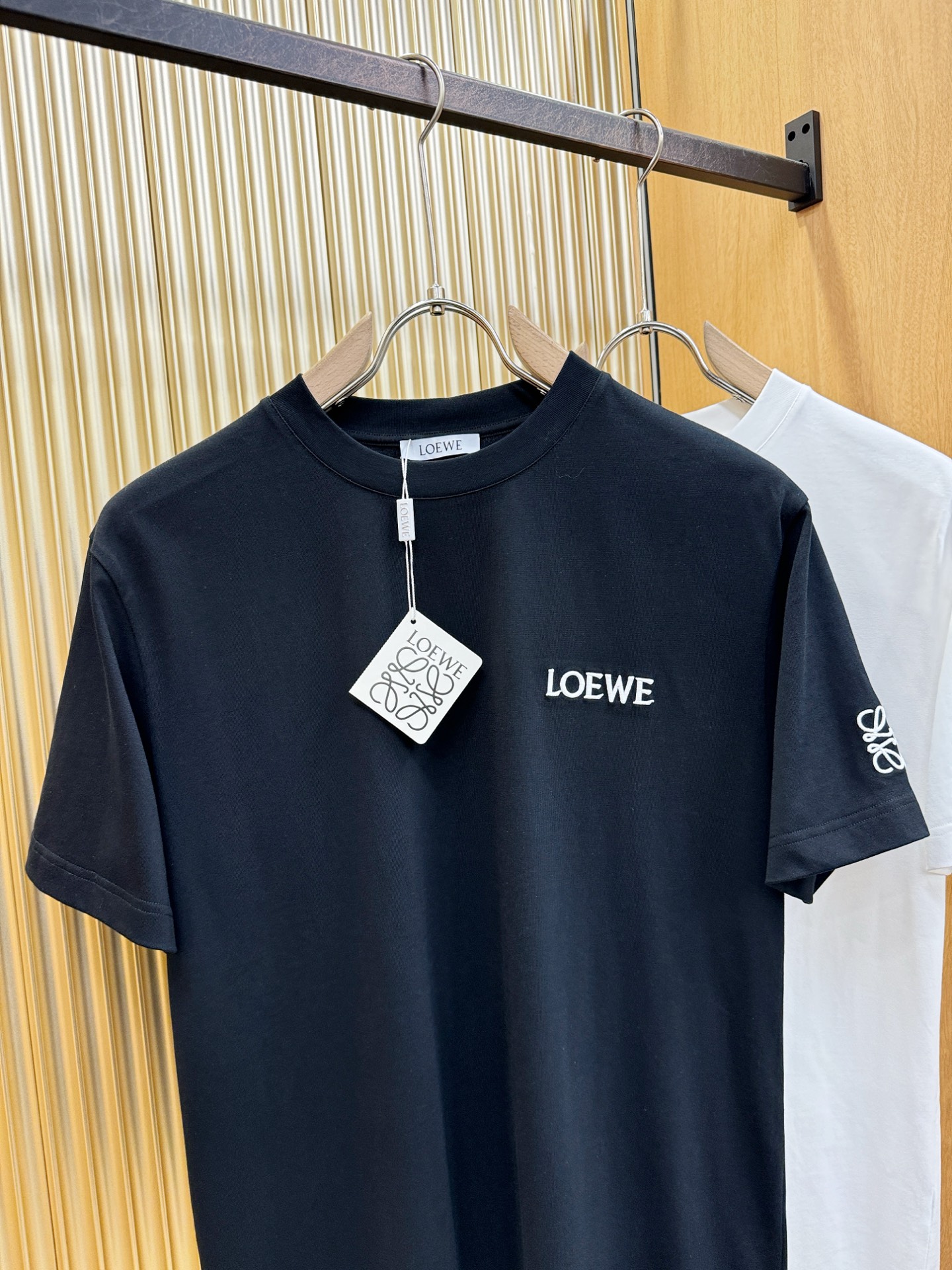 LOEWE罗意威 顶级品质 2026新品短袖！原版定制面料，手感柔软。顶级进口私货，时尚设计潮流短袖，不