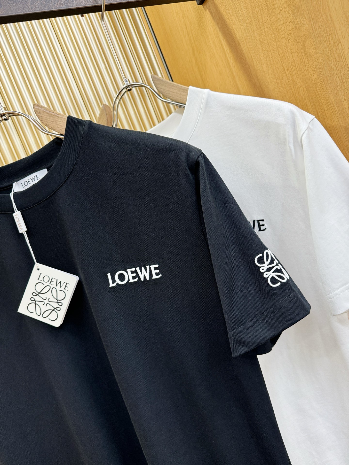 LOEWE罗意威 顶级品质 2026新品短袖！原版定制面料，手感柔软。顶级进口私货，时尚设计潮流短袖，不