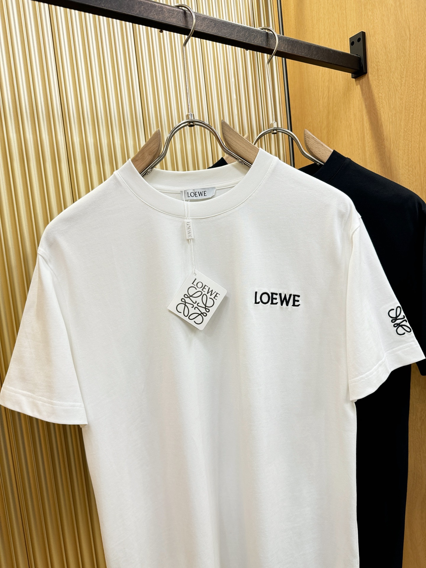 LOEWE罗意威 顶级品质 2026新品短袖！原版定制面料，手感柔软。顶级进口私货，时尚设计潮流短袖，不