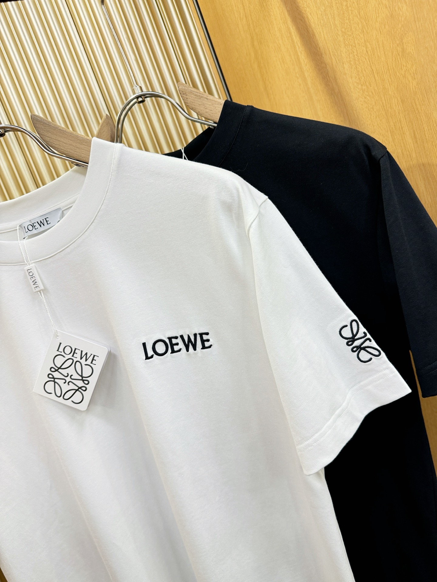 LOEWE罗意威 顶级品质 2026新品短袖！原版定制面料，手感柔软。顶级进口私货，时尚设计潮流短袖，不