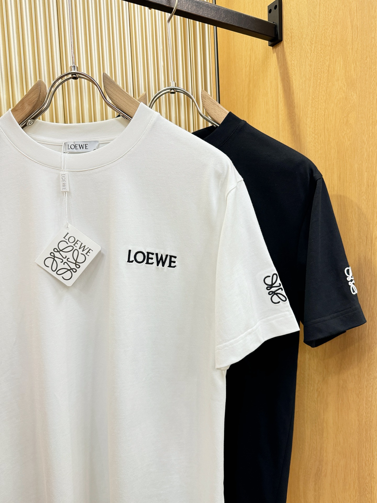 LOEWE罗意威 顶级品质 2026新品短袖！原版定制面料，手感柔软。顶级进口私货，时尚设计潮流短袖，不
