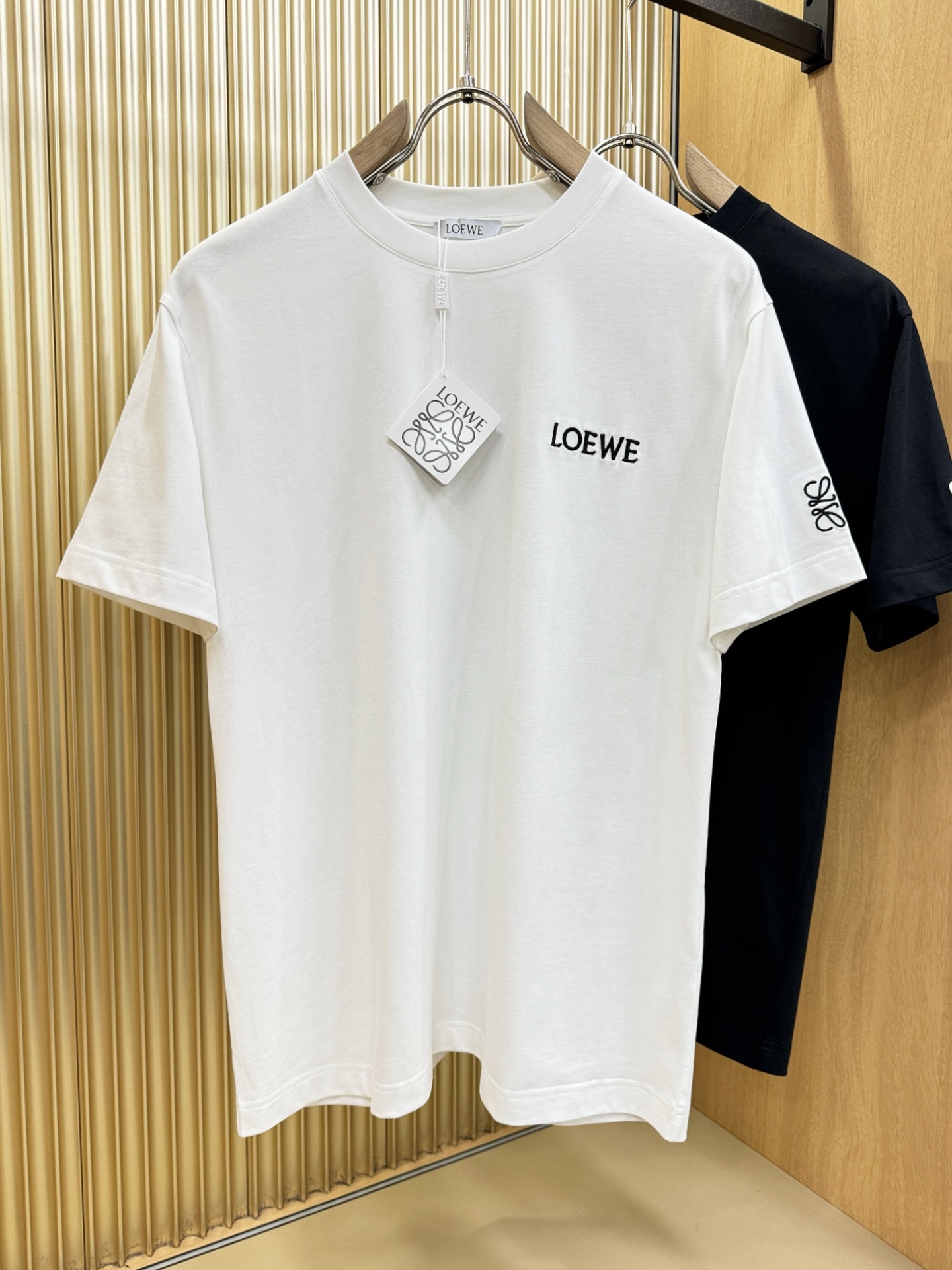 LOEWE罗意威 顶级品质 2026新品短袖！原版定制面料，手感柔软。顶级进口私货，时尚设计潮流短袖，不