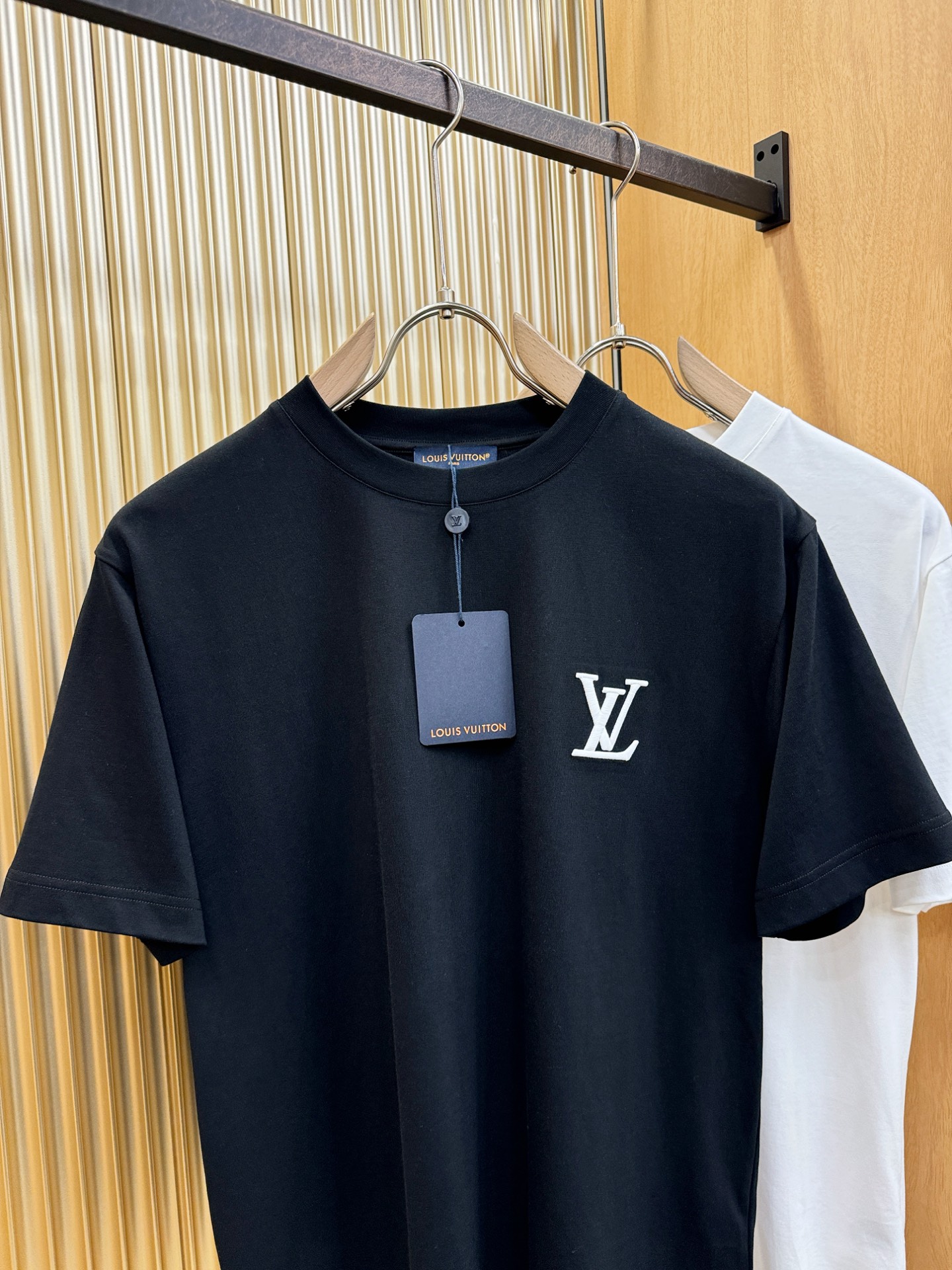 LV路易威登 顶级品质 2026新品短袖！原版定制面料，手感柔软。顶级进口私货，时尚设计潮流短袖，不失奢