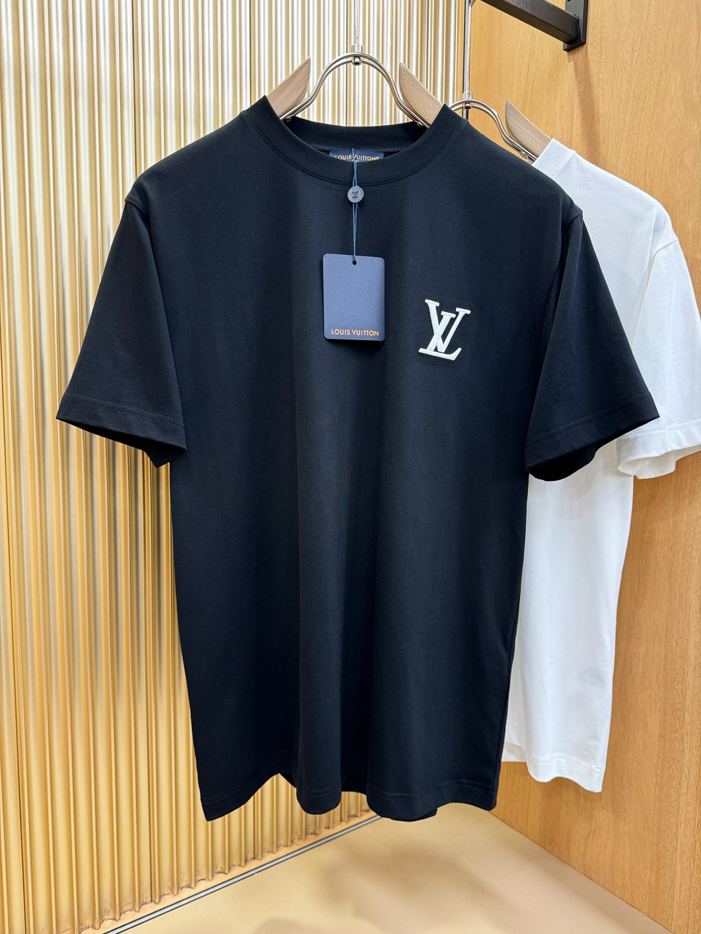 LV路易威登 顶级品质 2026新品短袖！原版定制面料，手感柔软。顶级进口私货，时尚设计潮流短袖，不失奢