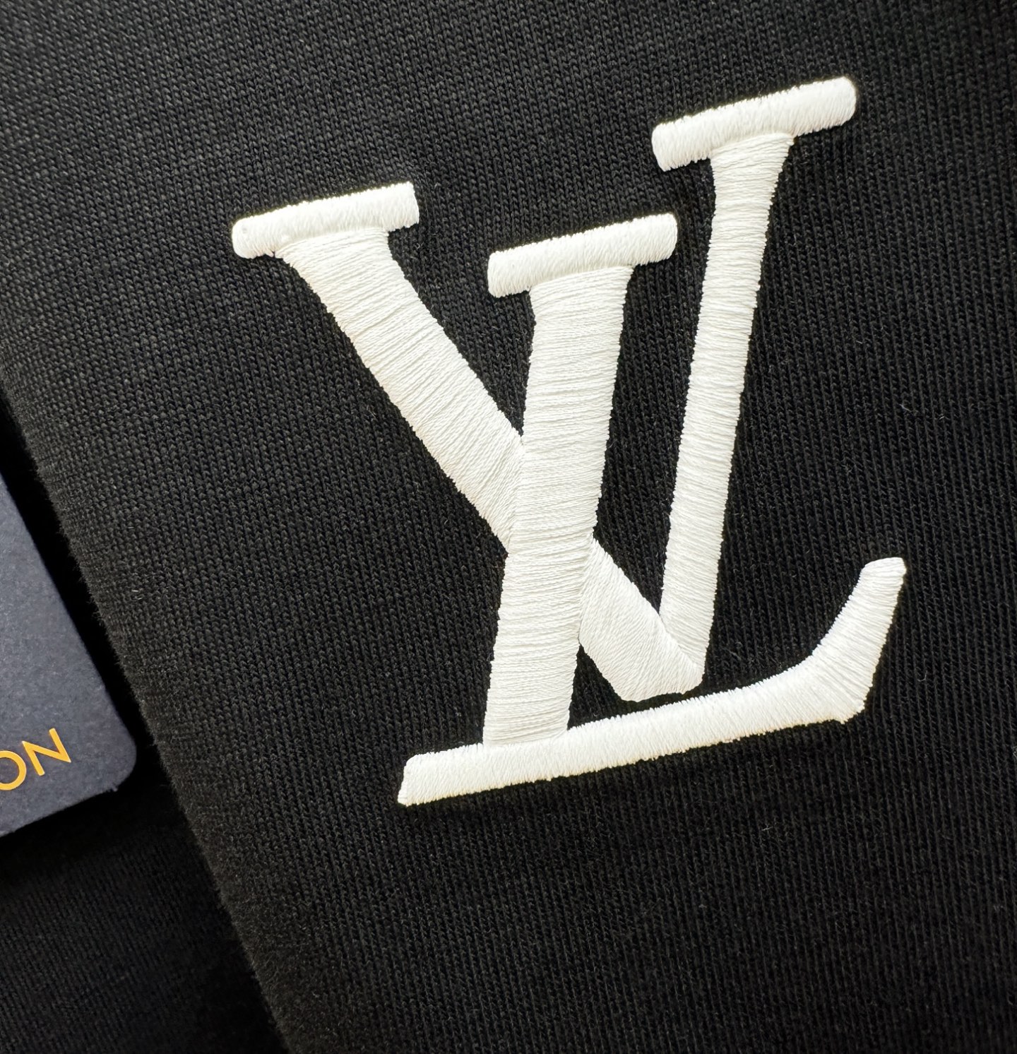 LV路易威登 顶级品质 2026新品短袖！原版定制面料，手感柔软。顶级进口私货，时尚设计潮流短袖，不失奢