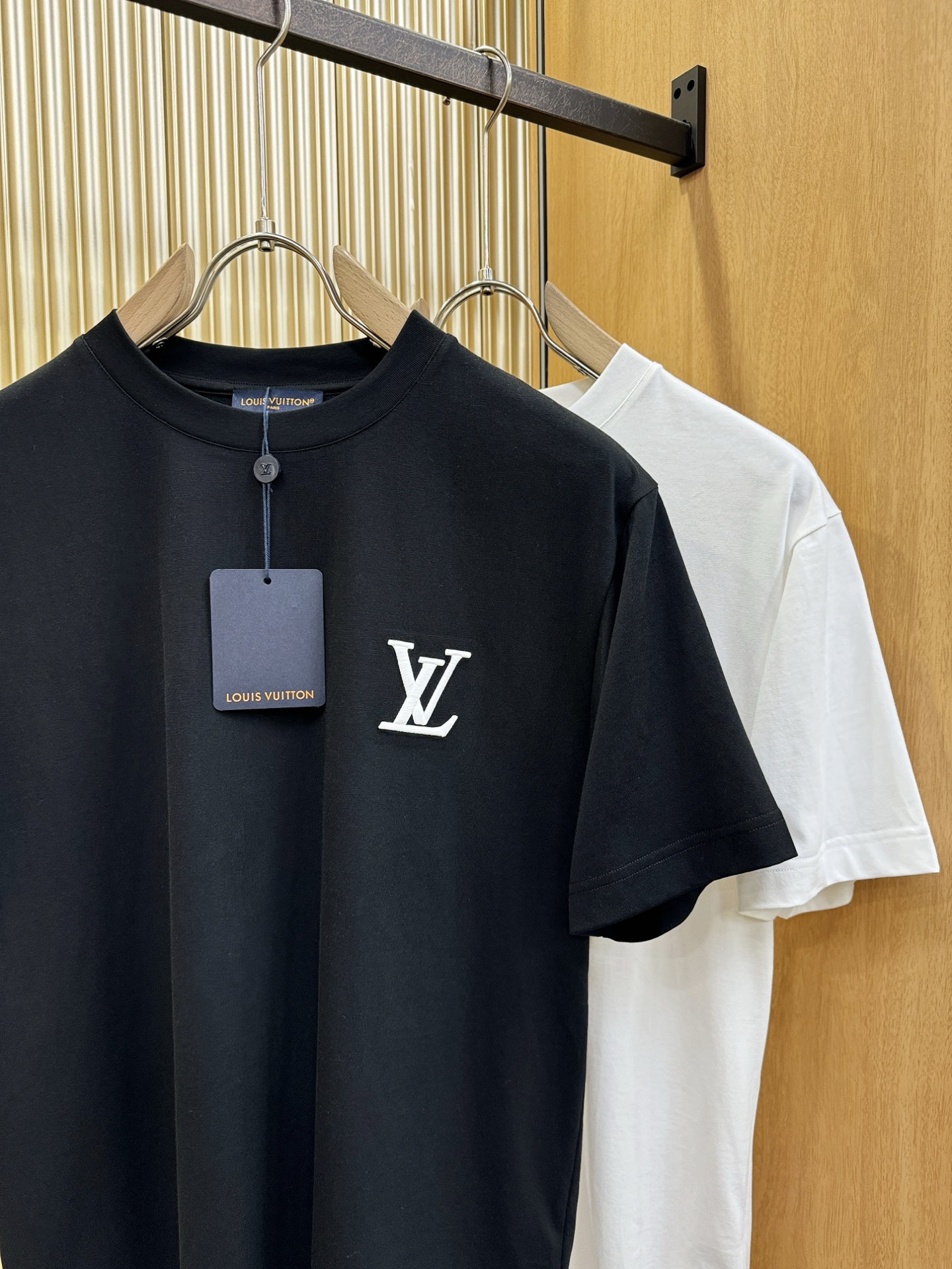 LV路易威登 顶级品质 2026新品短袖！原版定制面料，手感柔软。顶级进口私货，时尚设计潮流短袖，不失奢