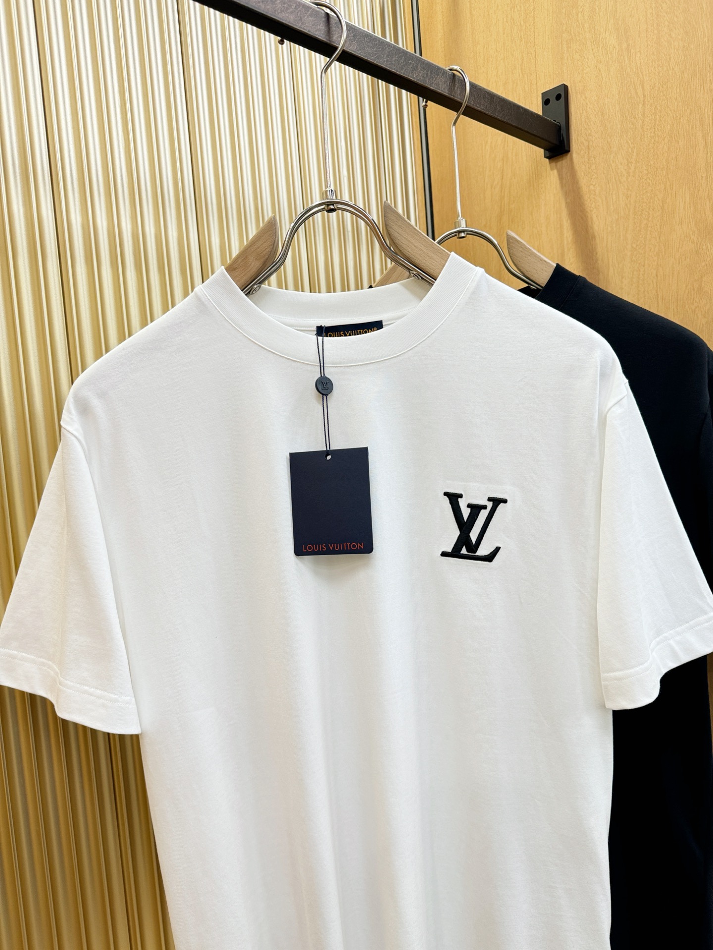 LV路易威登 顶级品质 2026新品短袖！原版定制面料，手感柔软。顶级进口私货，时尚设计潮流短袖，不失奢
