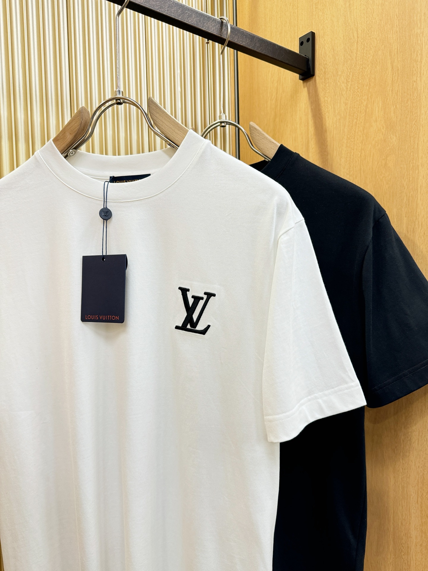 LV路易威登 顶级品质 2026新品短袖！原版定制面料，手感柔软。顶级进口私货，时尚设计潮流短袖，不失奢