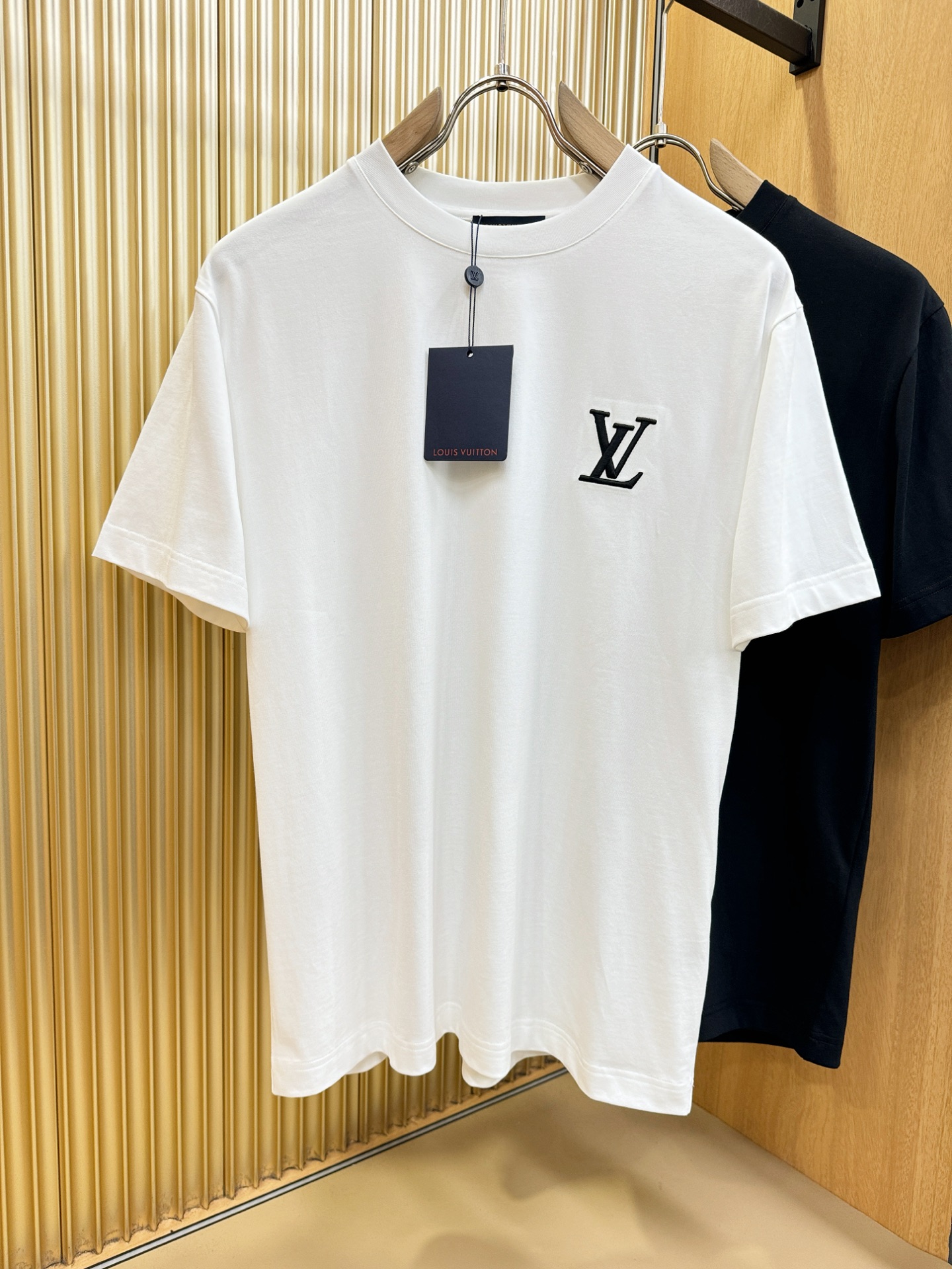 LV路易威登 顶级品质 2026新品短袖！原版定制面料，手感柔软。顶级进口私货，时尚设计潮流短袖，不失奢