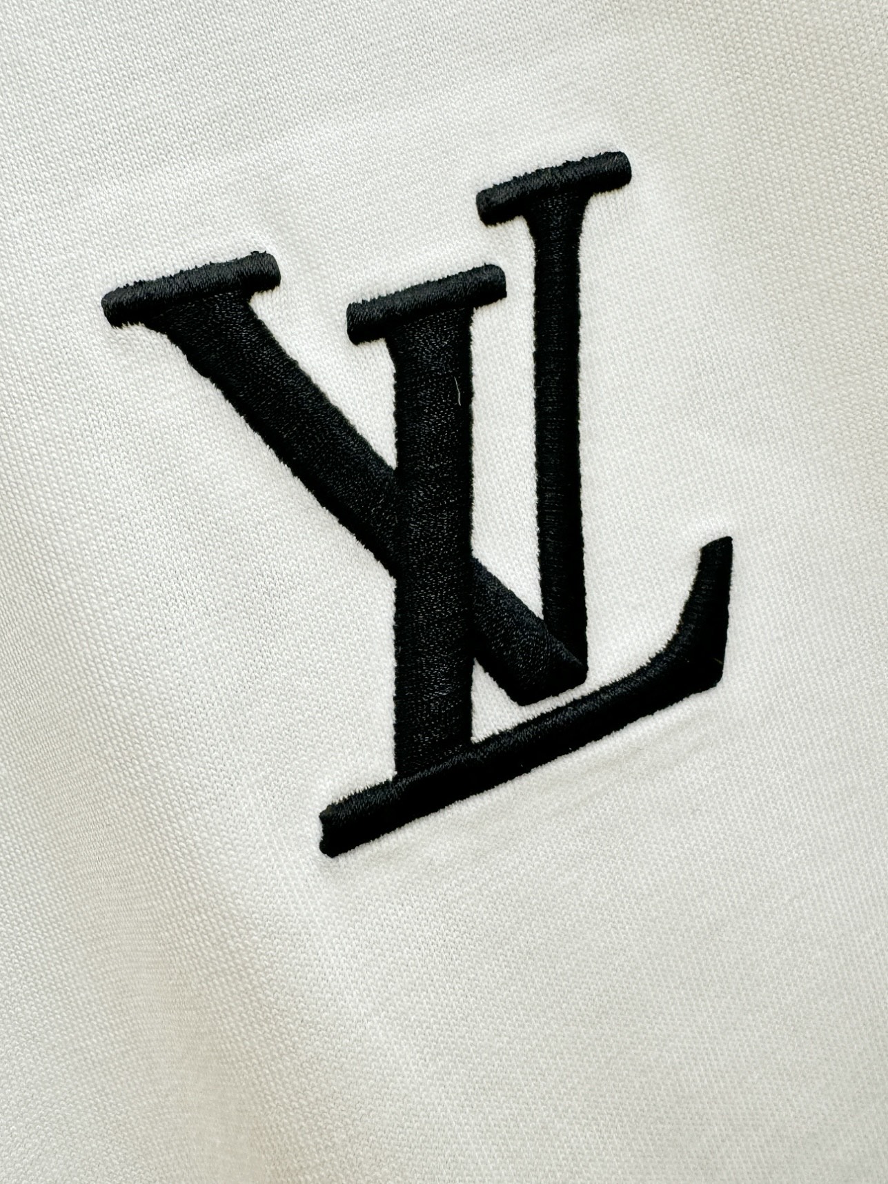 LV路易威登 顶级品质 2026新品短袖！原版定制面料，手感柔软。顶级进口私货，时尚设计潮流短袖，不失奢