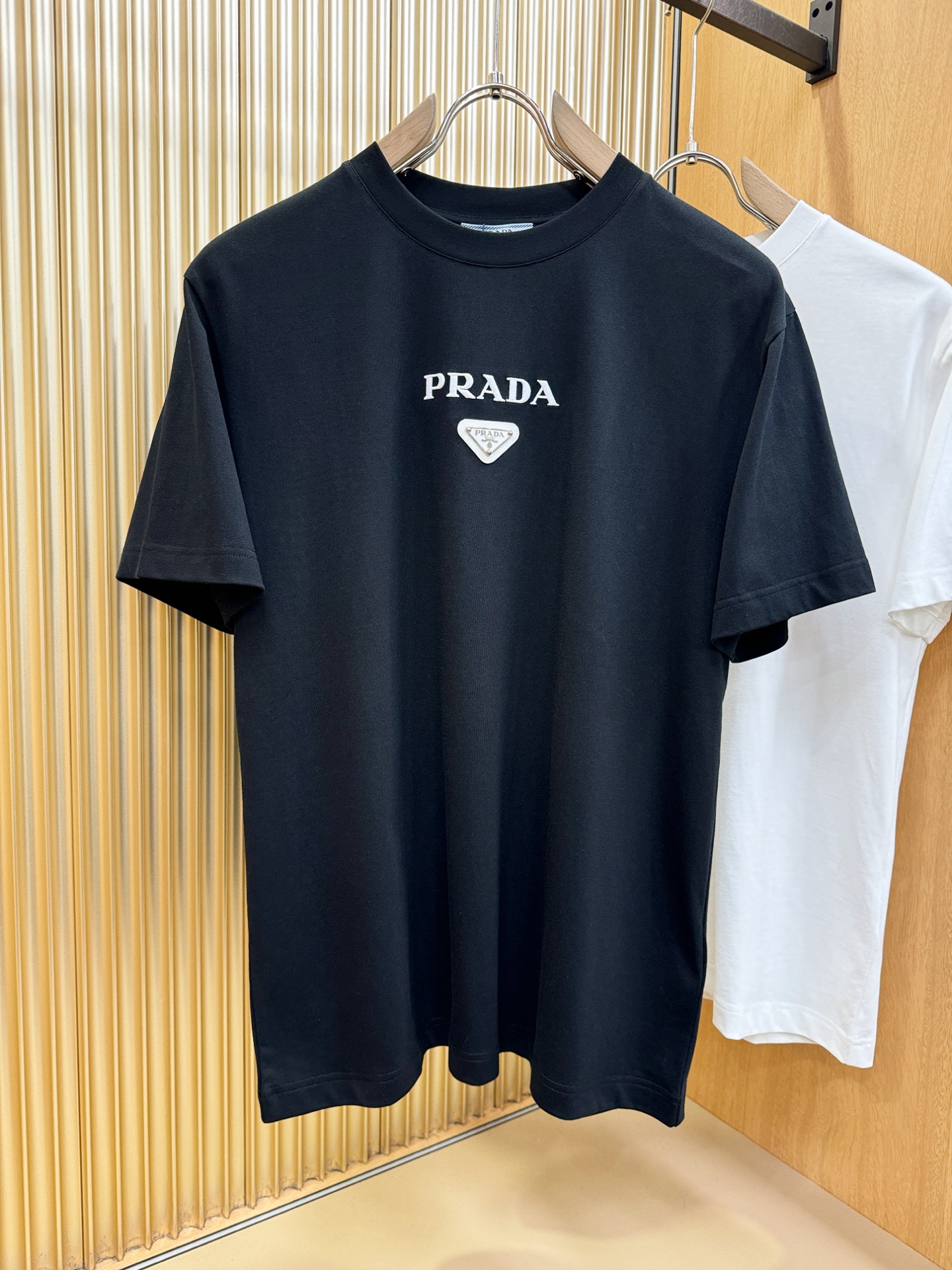 PRADA 普拉达 顶级品质 2026新品短袖！原版定制面料，手感柔软。顶级进口私货，时尚设计潮流短袖，