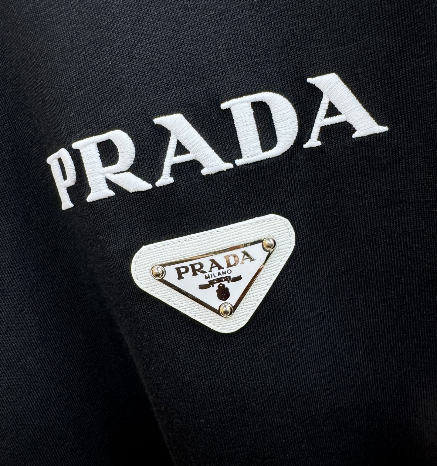 PRADA 普拉达 顶级品质 2026新品短袖！原版定制面料，手感柔软。顶级进口私货，时尚设计潮流短袖，
