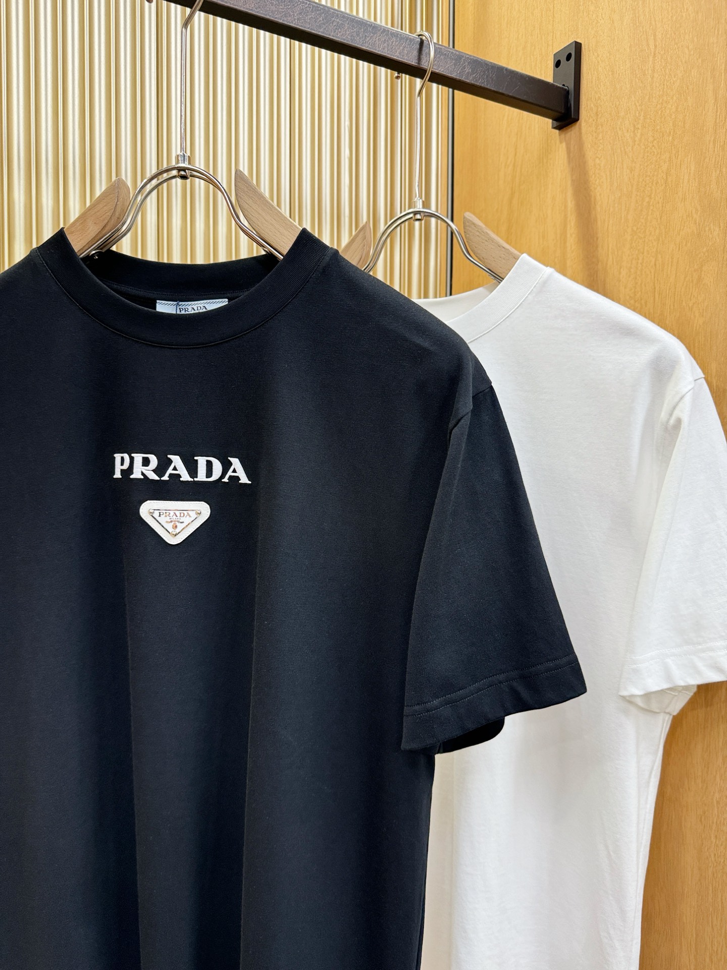 PRADA 普拉达 顶级品质 2026新品短袖！原版定制面料，手感柔软。顶级进口私货，时尚设计潮流短袖，
