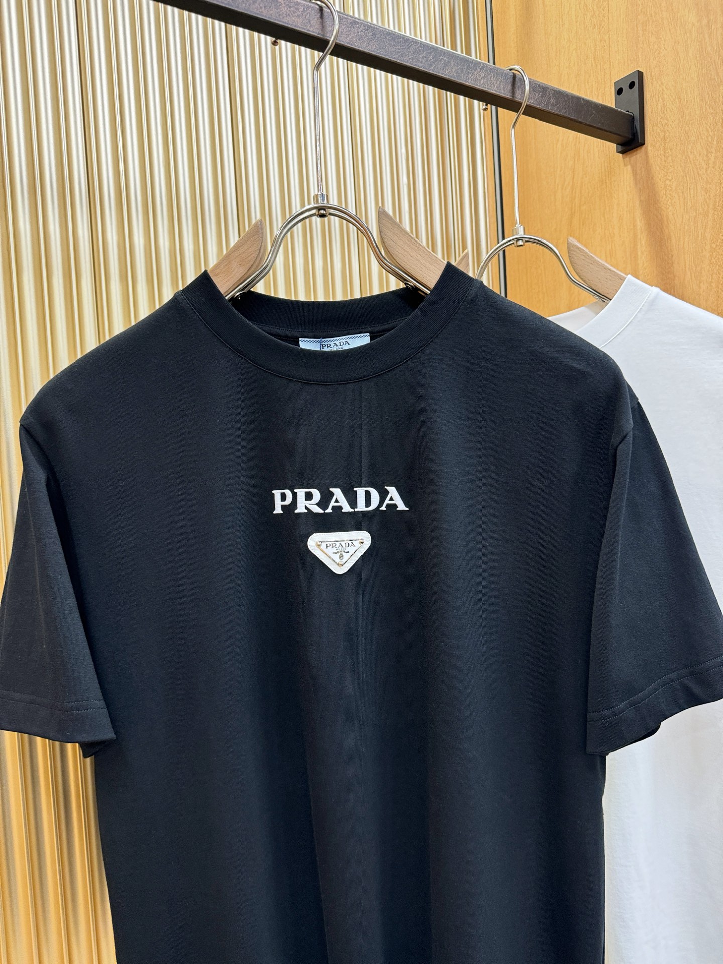 PRADA 普拉达 顶级品质 2026新品短袖！原版定制面料，手感柔软。顶级进口私货，时尚设计潮流短袖，