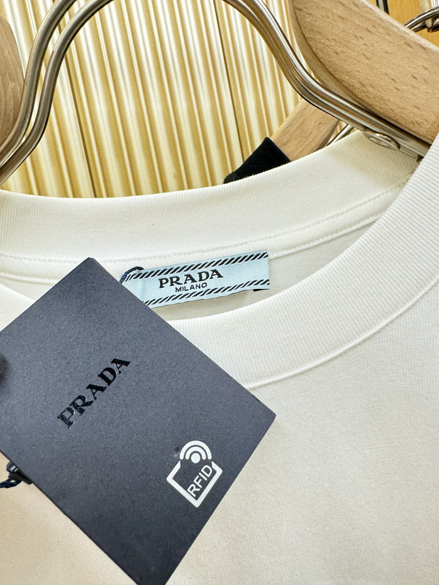 PRADA 普拉达 顶级品质 2026新品短袖！原版定制面料，手感柔软。顶级进口私货，时尚设计潮流短袖，