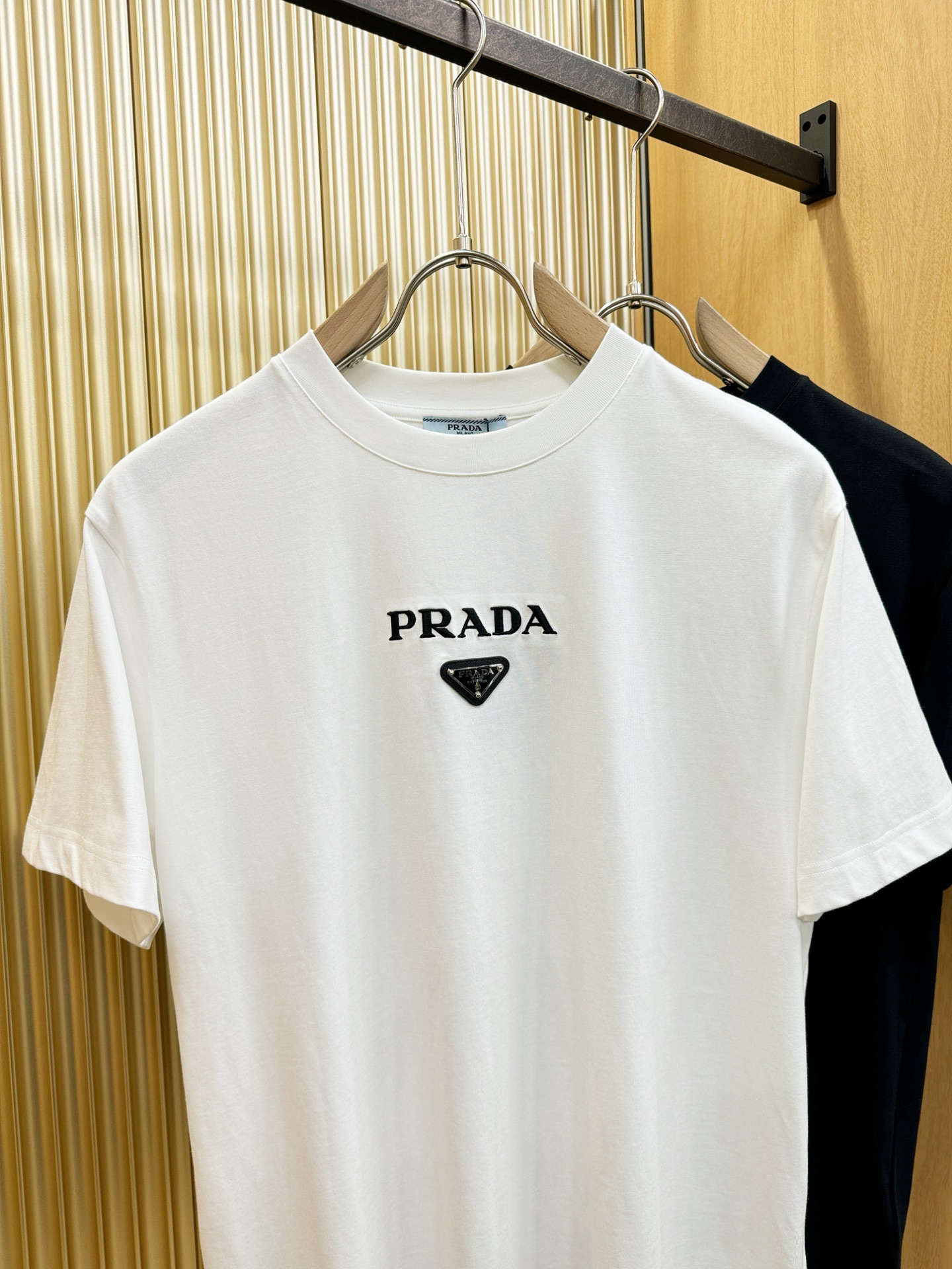 PRADA 普拉达 顶级品质 2026新品短袖！原版定制面料，手感柔软。顶级进口私货，时尚设计潮流短袖，