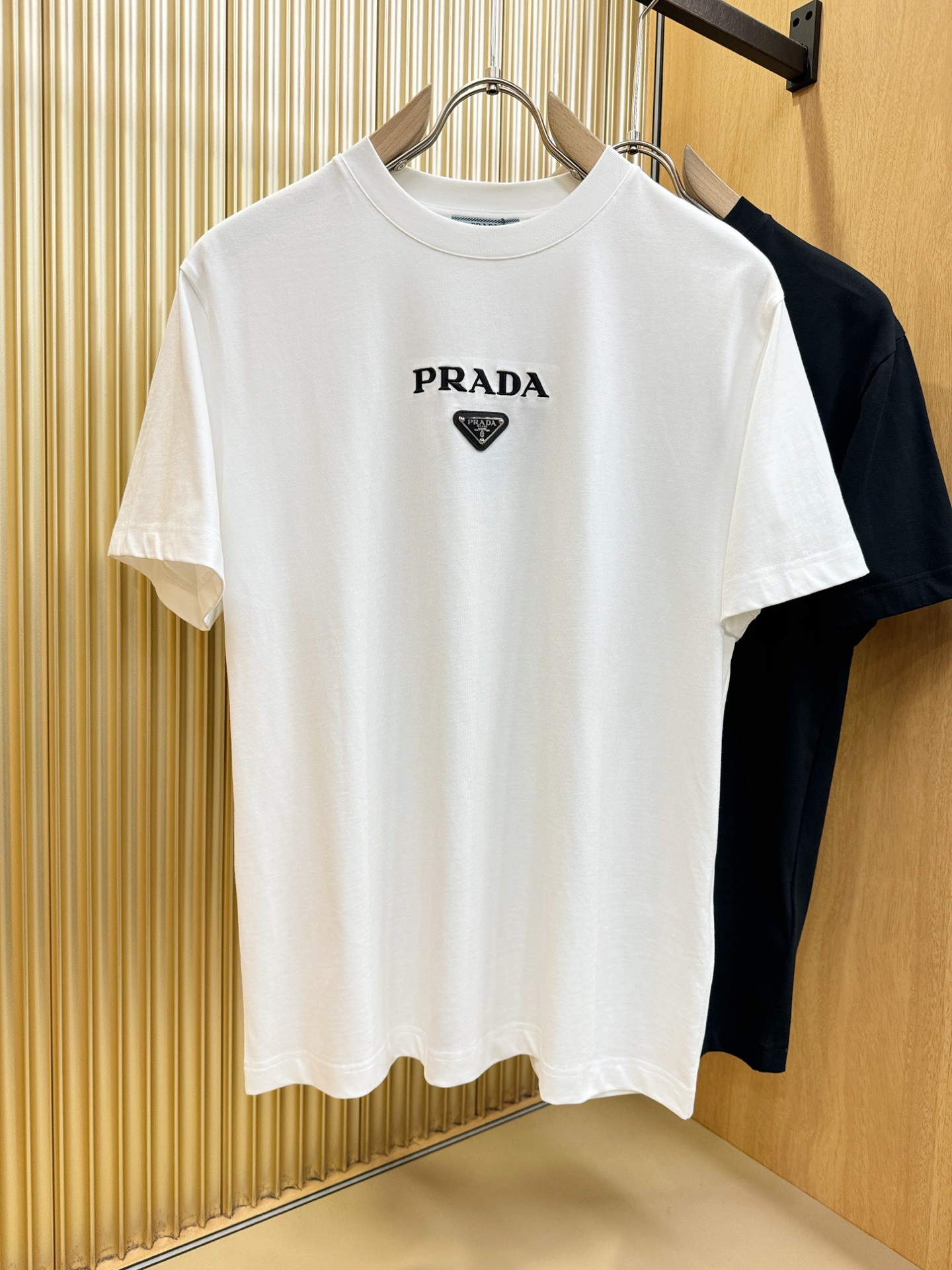 PRADA 普拉达 顶级品质 2026新品短袖！原版定制面料，手感柔软。顶级进口私货，时尚设计潮流短袖，
