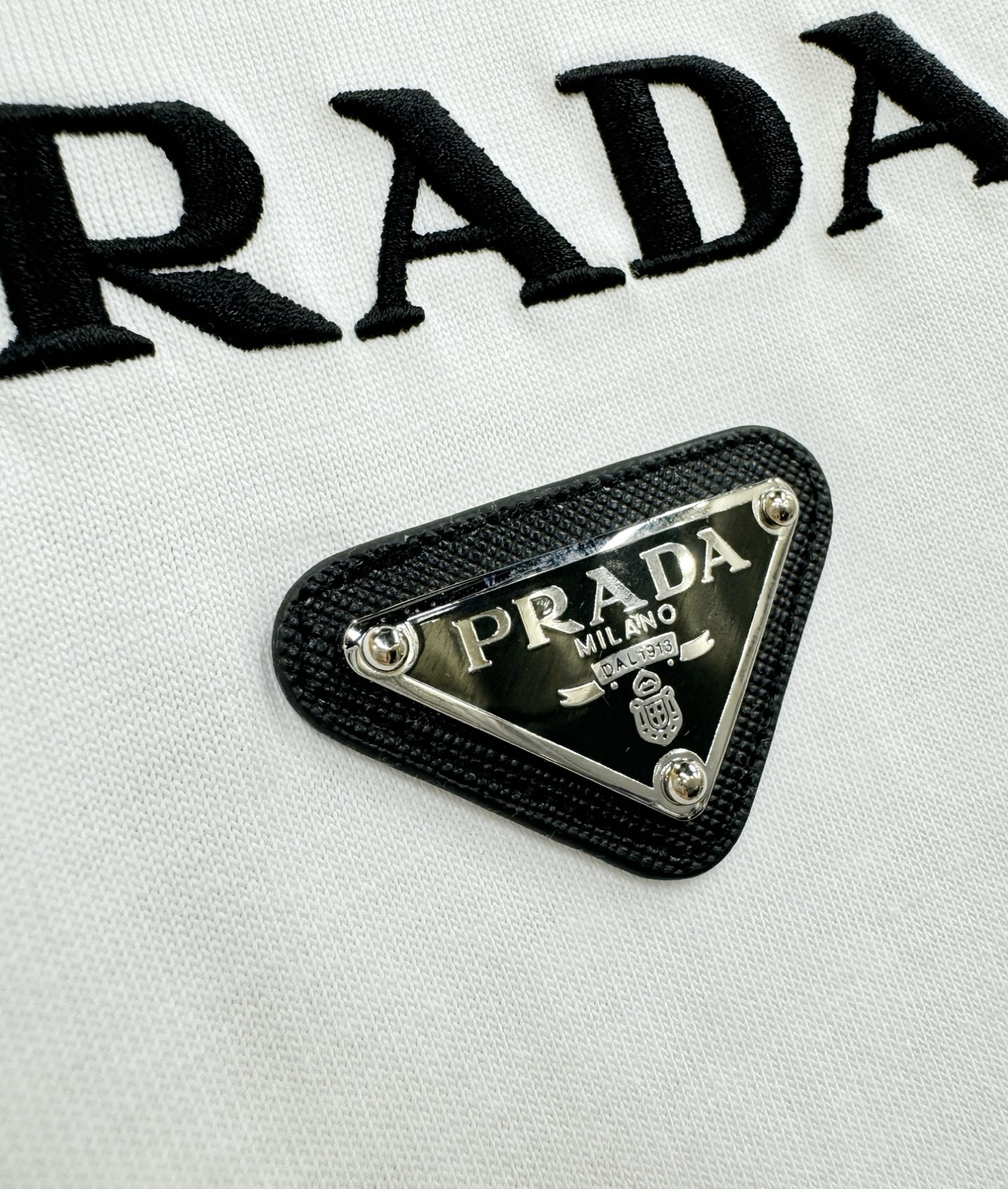 PRADA 普拉达 顶级品质 2026新品短袖！原版定制面料，手感柔软。顶级进口私货，时尚设计潮流短袖，