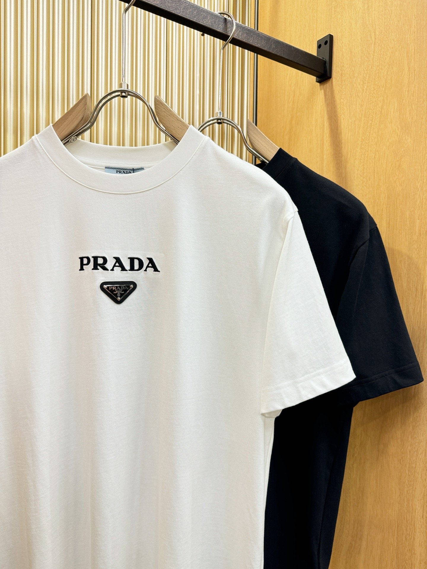 PRADA 普拉达 顶级品质 2026新品短袖！原版定制面料，手感柔软。顶级进口私货，时尚设计潮流短袖，