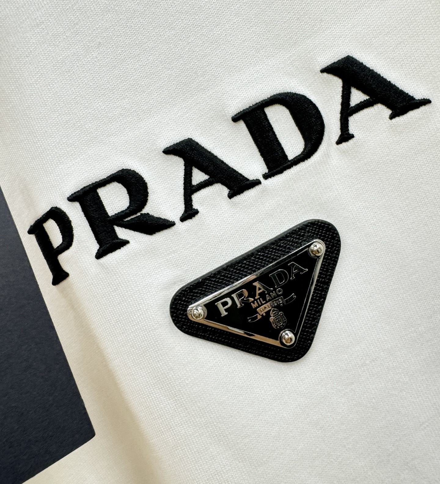 PRADA 普拉达 顶级品质 2026新品短袖！原版定制面料，手感柔软。顶级进口私货，时尚设计潮流短袖，