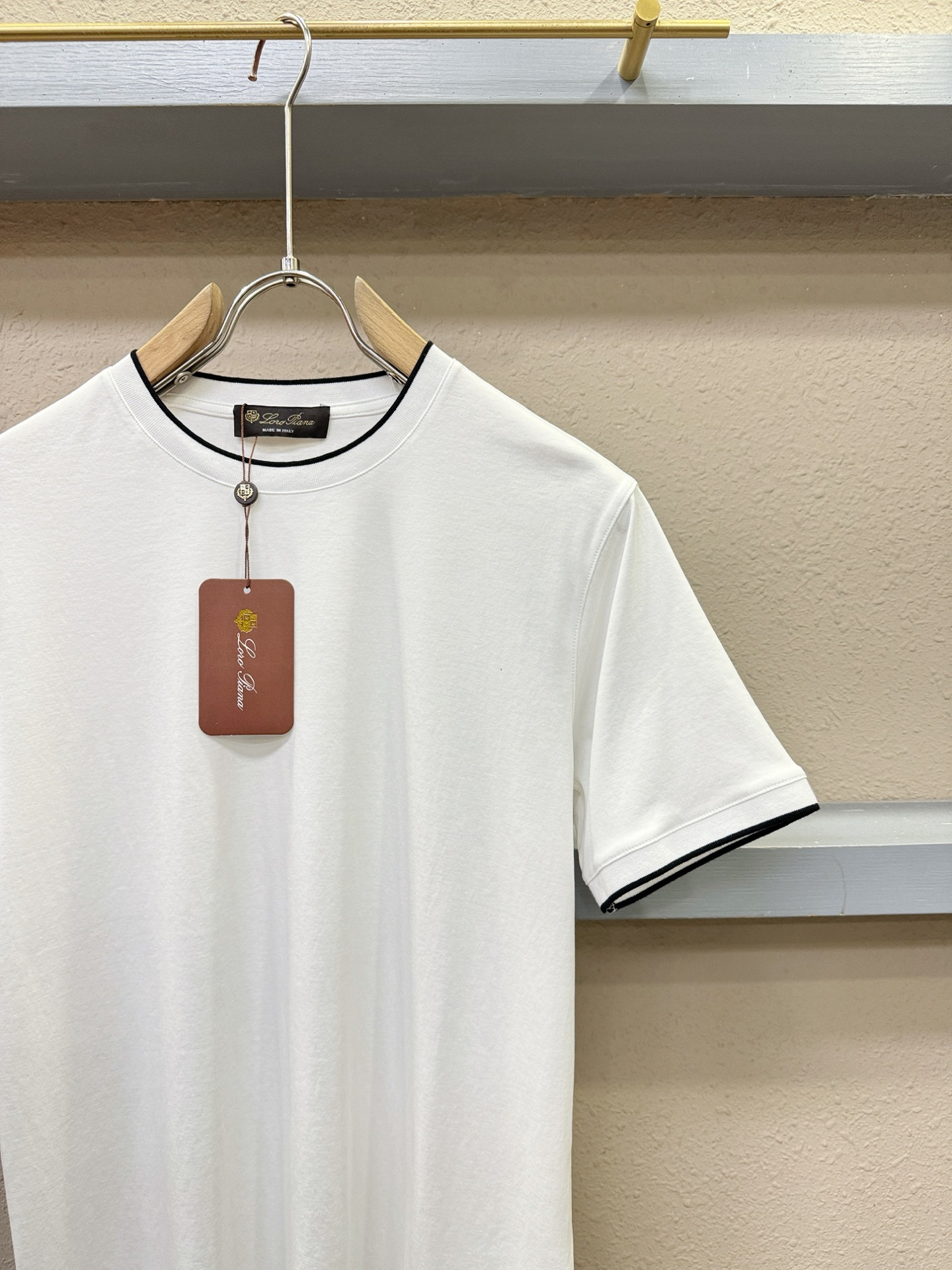 Loro Piana诺悠翩雅 顶级品质 2026新品短袖！原版定制面料，手感柔软。顶级进口私货，时尚设计